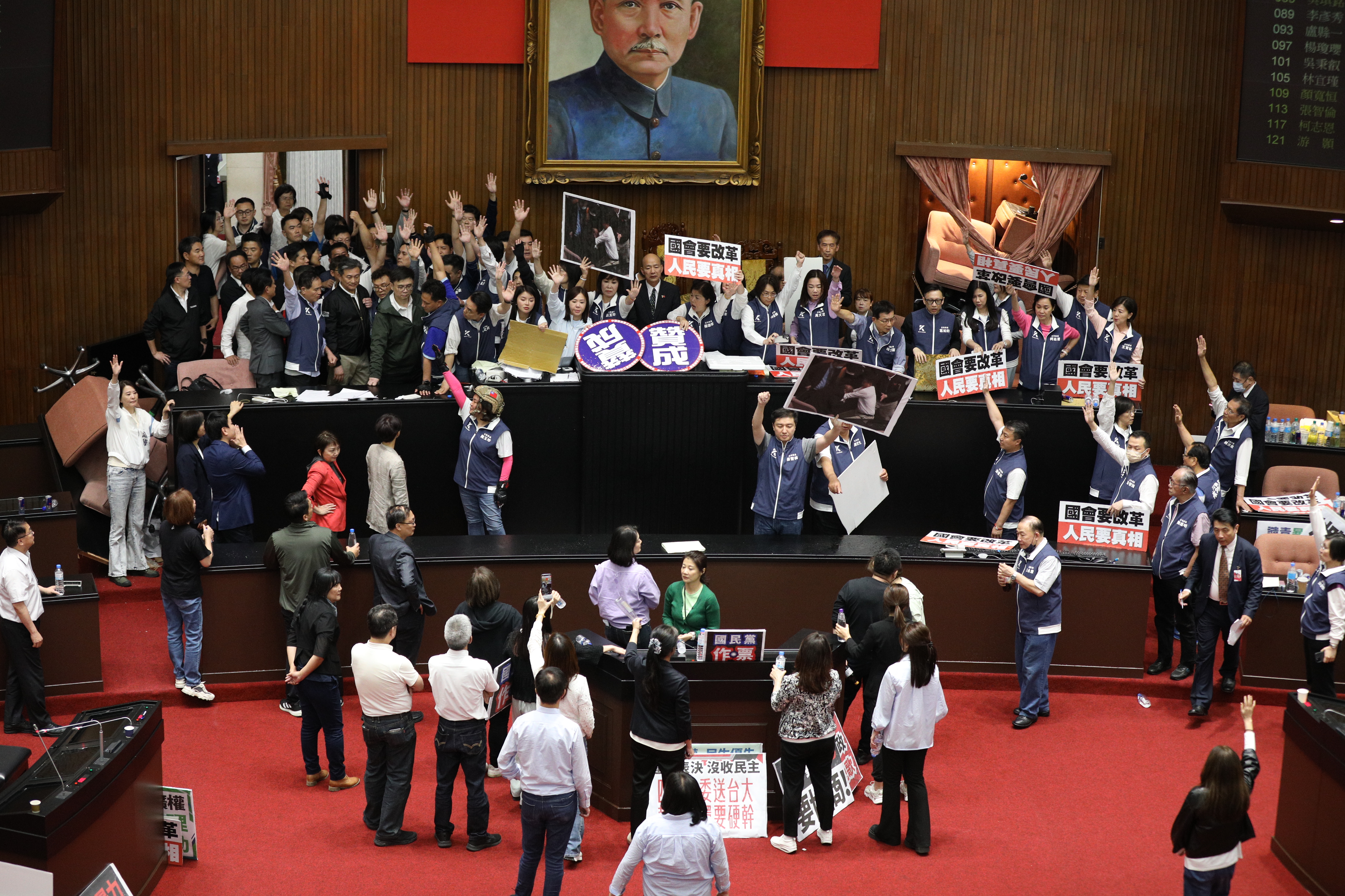 國會改革案審議日前導致立法院內爆發衝突,藍委占領主席台確保議事順暢。
