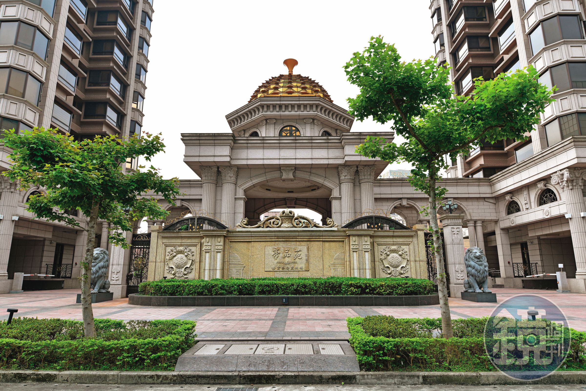 宏泰集團旗下宏永建設推出的帝品苑豪宅(圖)主打「帝寶血統」,社區大門造景與帝寶豪宅相似。