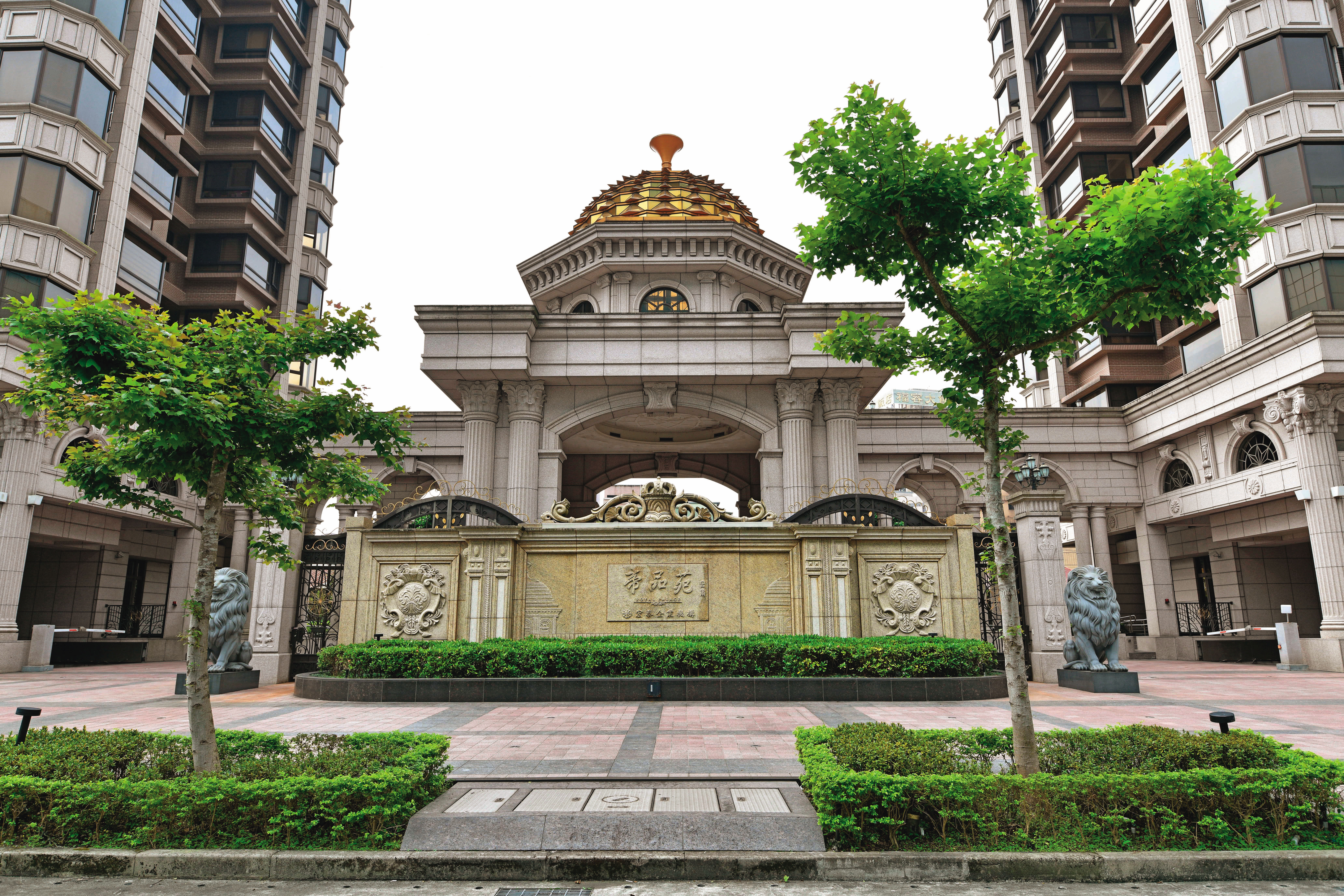 宏泰集團旗下宏永建設推出的帝品苑豪宅（圖）主打「帝寶血統」，社區大門造景與帝寶豪宅相似。