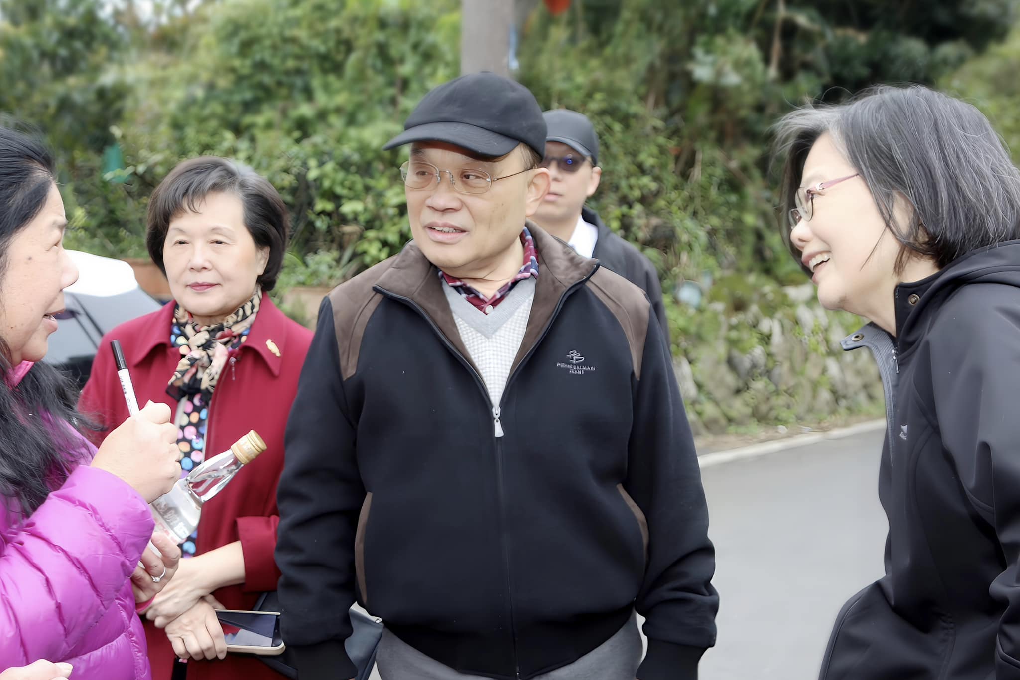 前總統蔡英文邀請前行政院長蘇貞昌夫妻出門爬山。（翻攝自蔡英文 Tsai Ing-wen臉書）