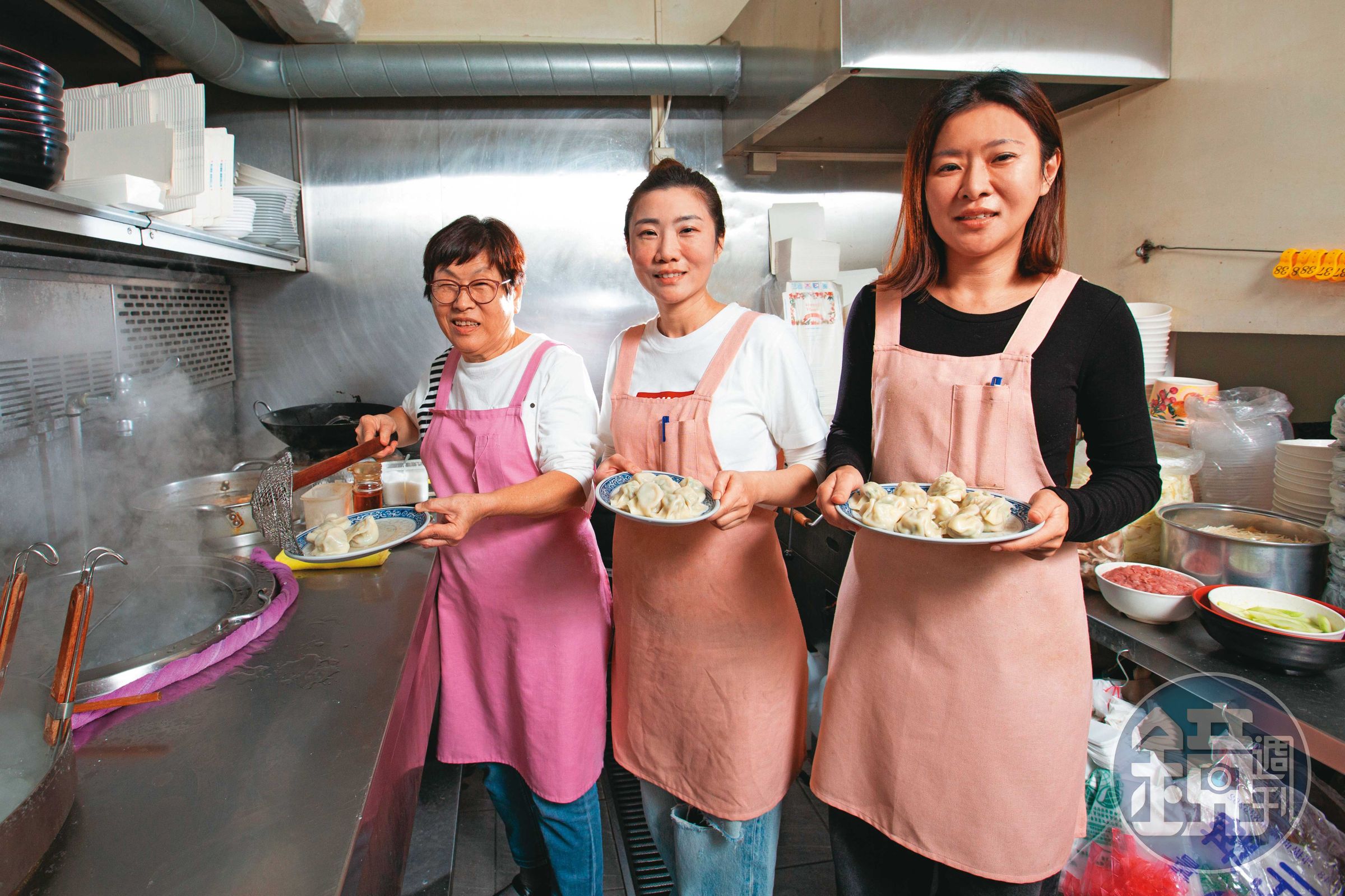 東湖王家水餃館創立超過36年，老闆娘朱筱勤（左）已將老店交棒給大女兒王允岑（中）。二女兒王姈芸（右）也開了二代店「餃子樂」。