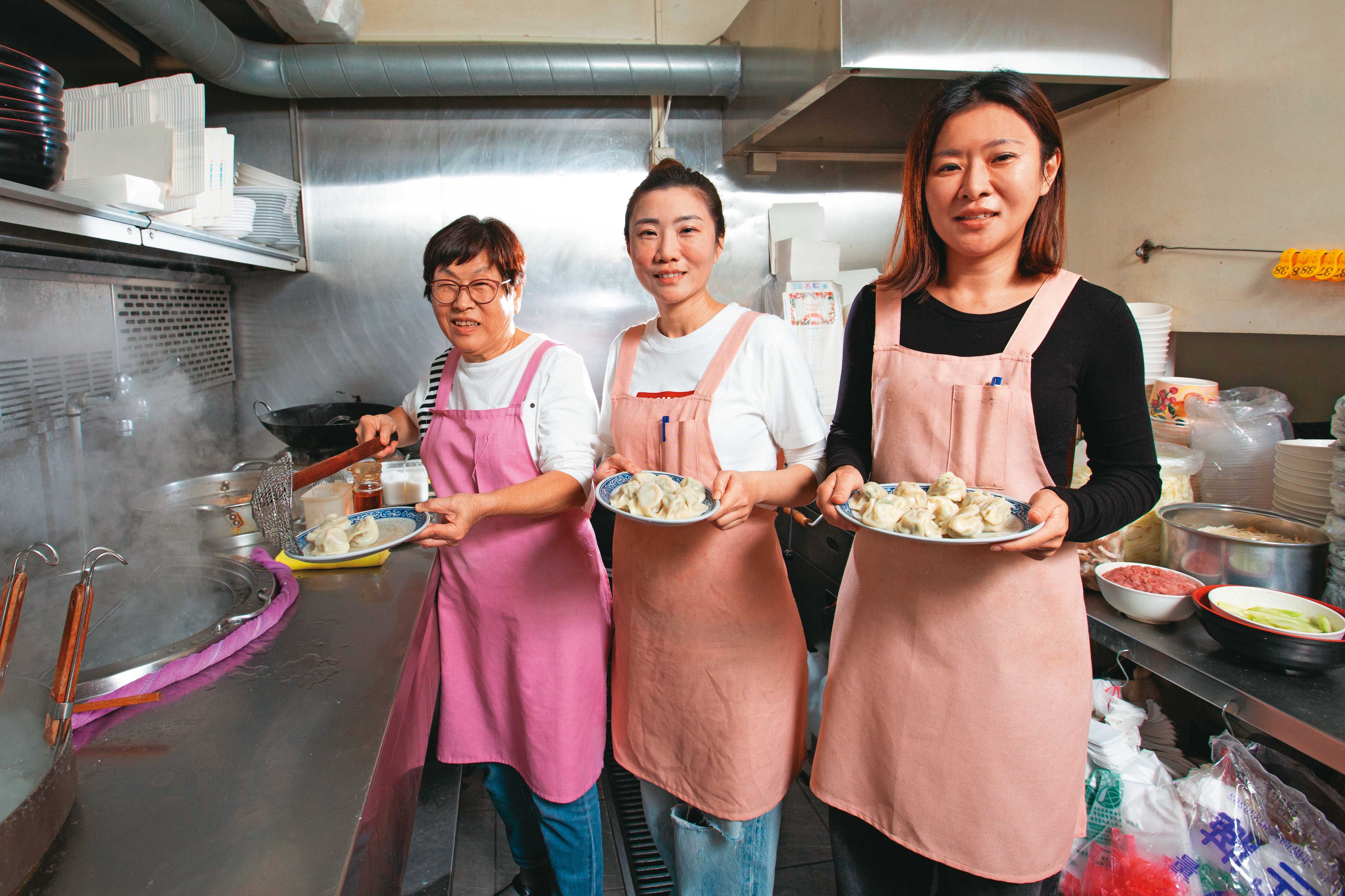 東湖王家水餃館創立超過36年，老闆娘朱筱勤（左）已將老店交棒給大女兒王允岑（中）。二女兒王姈芸（右）也開了二代店「餃子樂」。