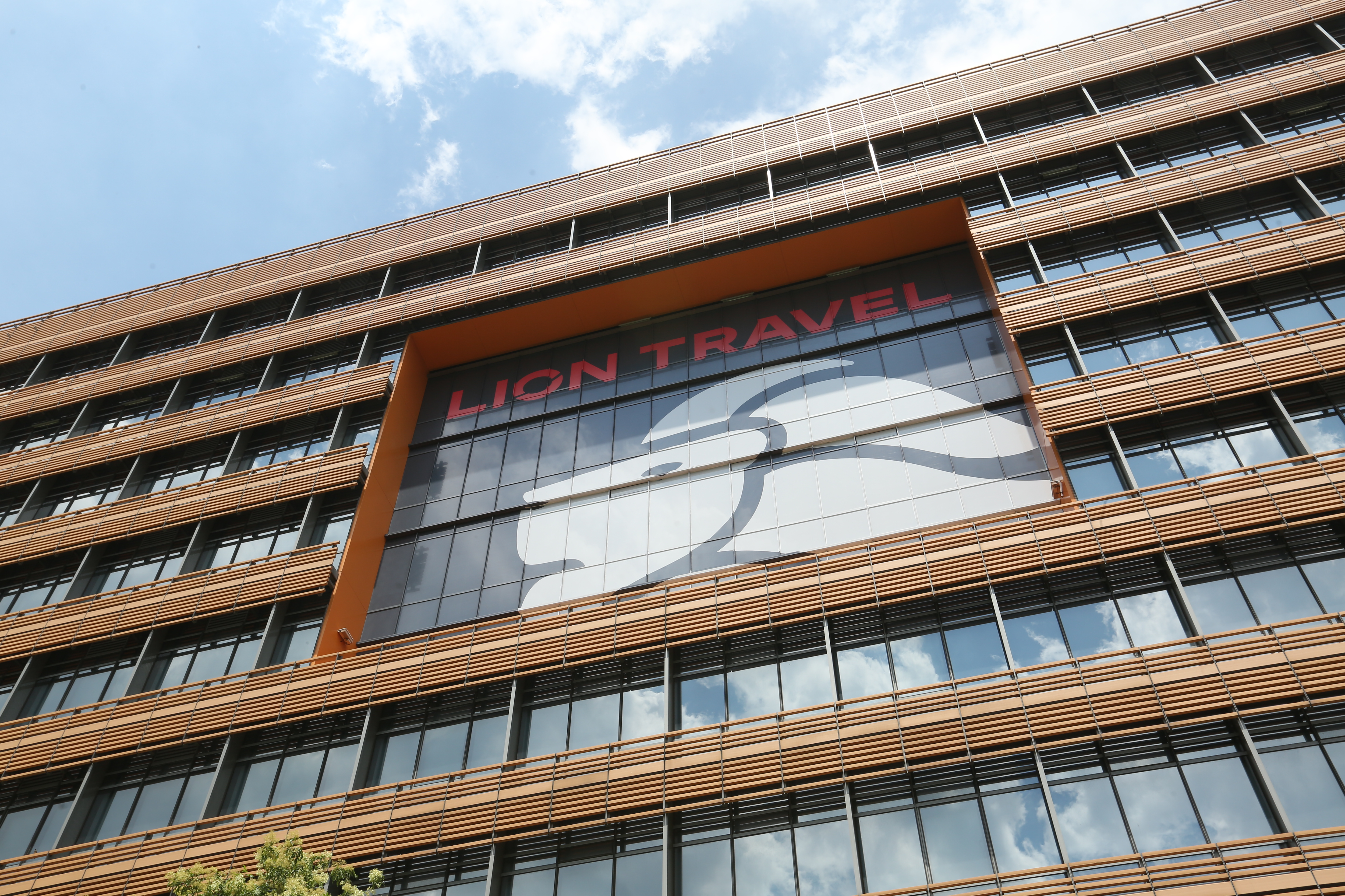 雄獅旅行社公司作業系統遭駭客攻擊。