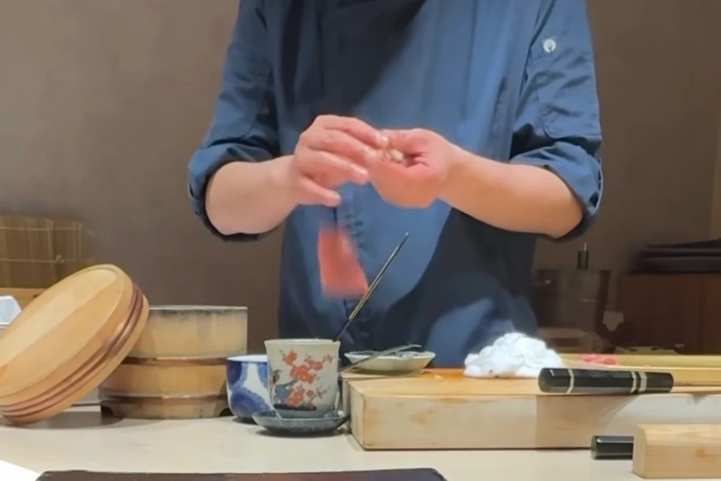 師傅喝醉連魚料都拿不穩。(翻攝自google評論區)