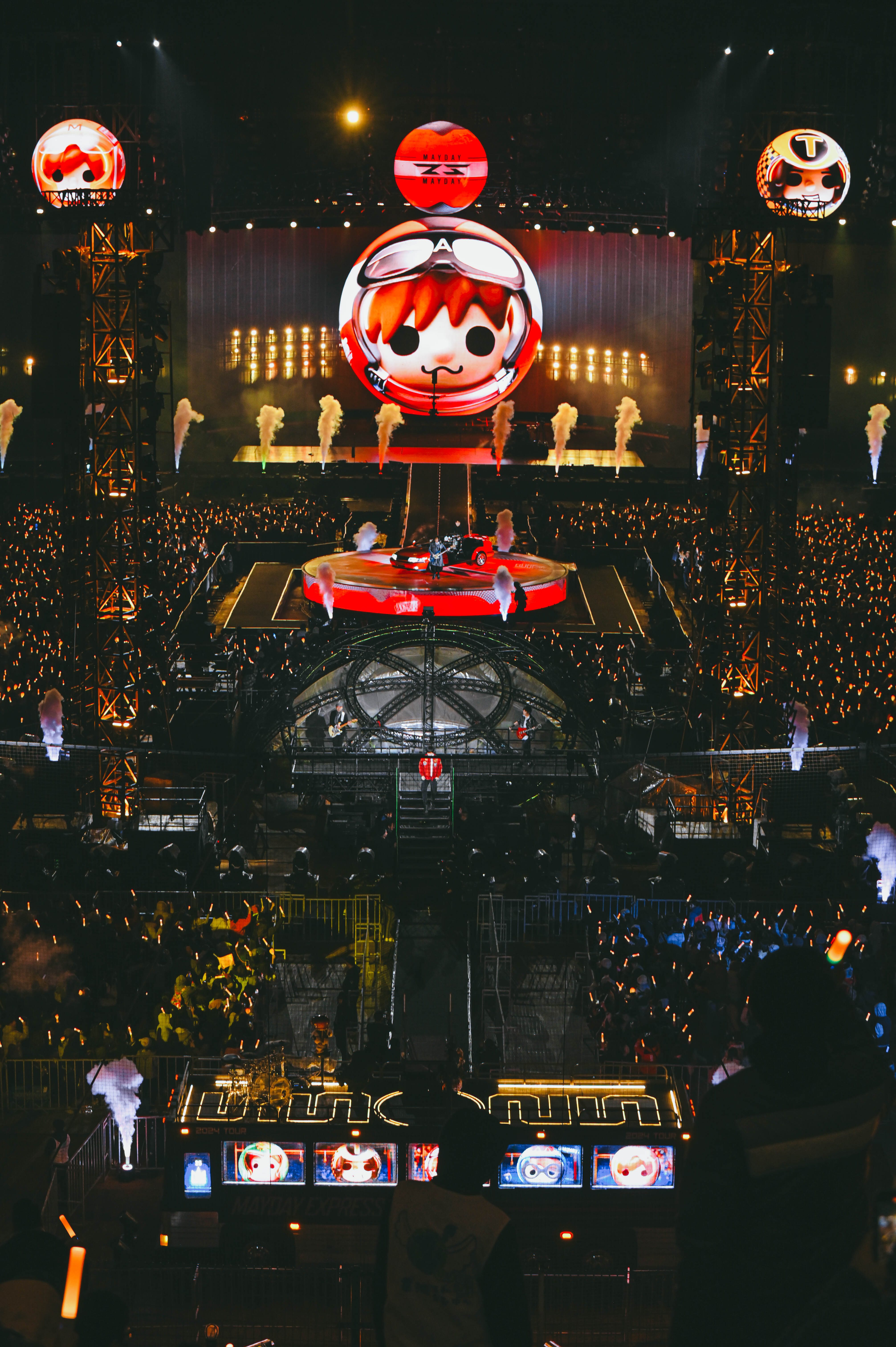 五月天《回到那一天》桃園演唱會打造最長延伸舞台，成員多次繞場走近歌迷。（相信音樂提供）