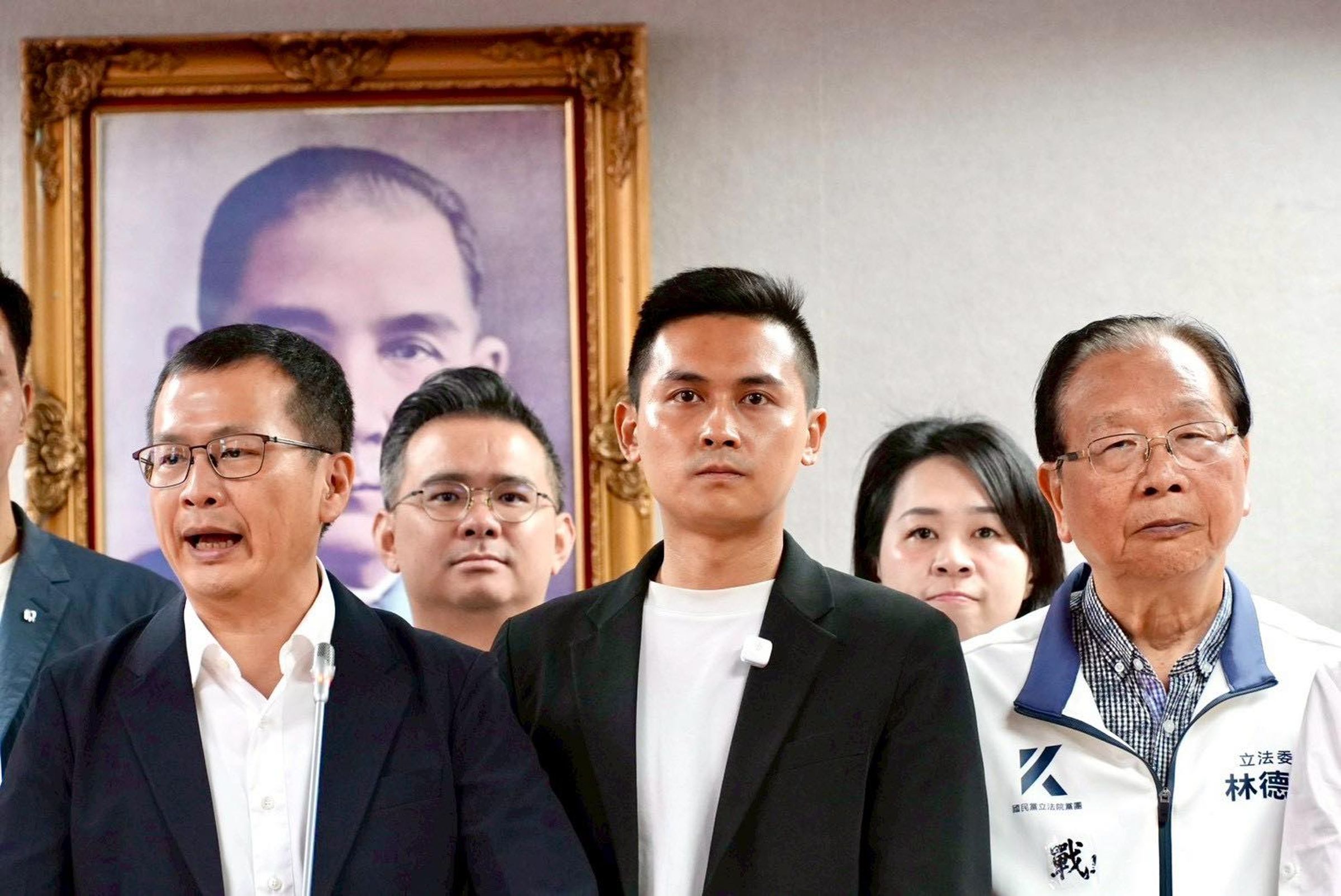 何元楷不認初選敗給被停權的蕭敬嚴,今找來23藍委撐腰,強調初選是自己勝出。(翻攝自何元楷臉書)