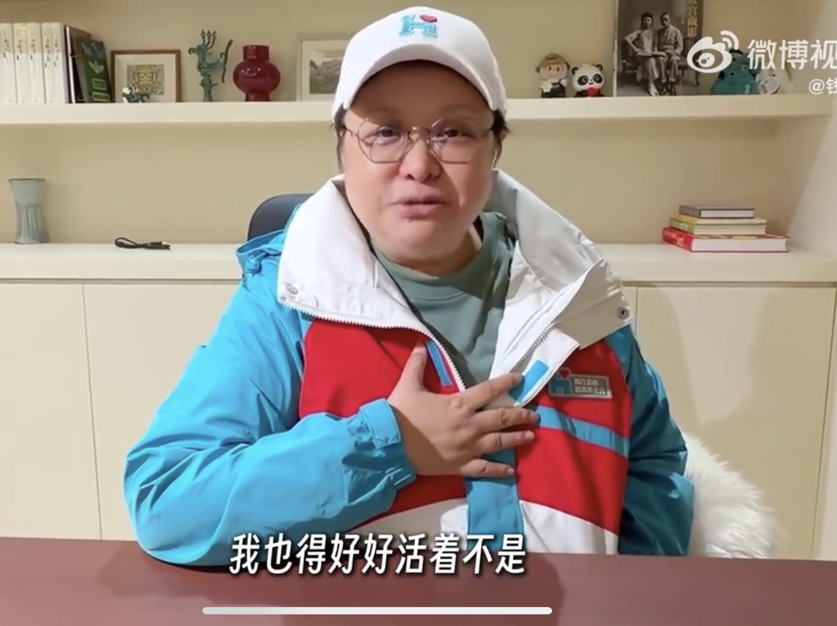 韓紅現身闢謠駁斥死訊，並強調自己特別好。（翻攝微博）