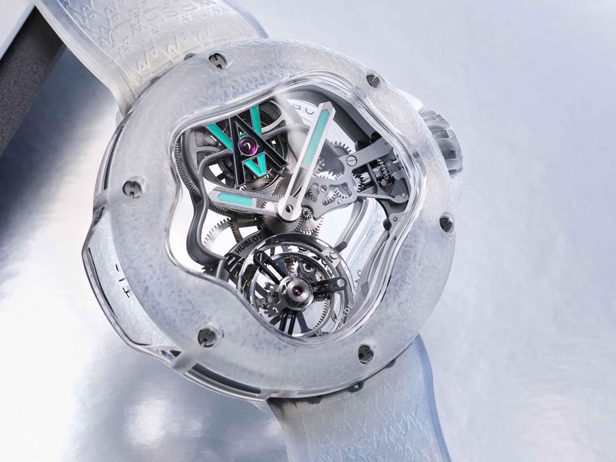 HUBLOT 尚未正式發表的神祕隱藏版 MP-18 Tourbillon Arsham Splash Sapphire ，搭載量身定製的原廠 HUB6026 手動上鍊陀飛輪機芯，擁有特殊的 "Splash" Shaped Skeleton 水花狀鏤空設計，整只手錶更完全以透明藍寶石水晶打造。定價約NT$5,348,000。