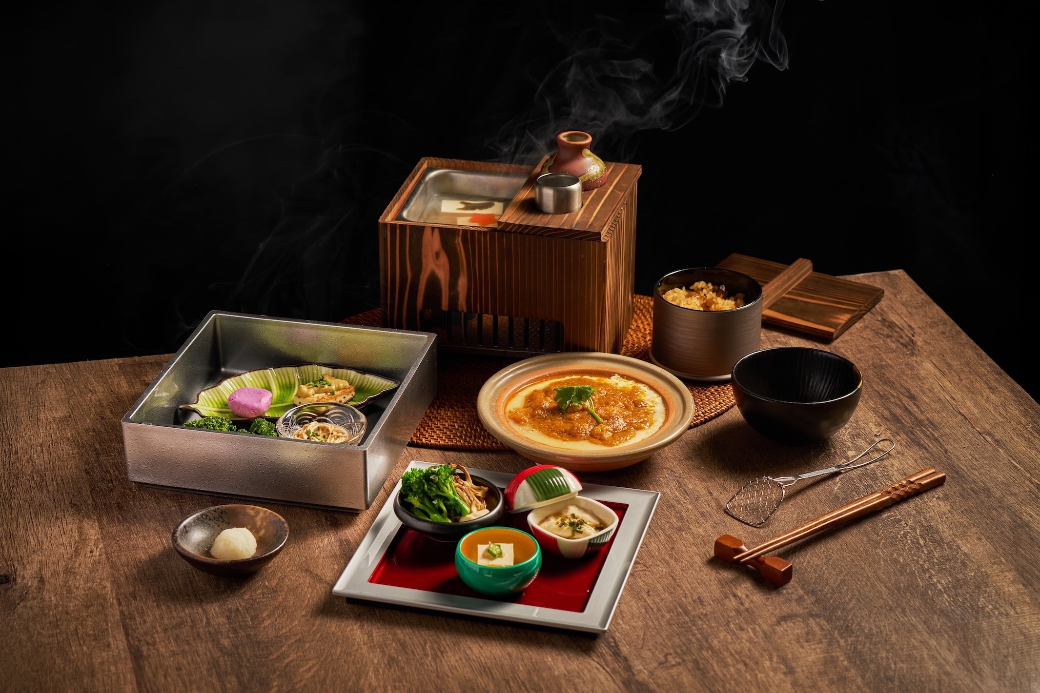 以京都湯豆腐文化為靈感的全新料理專門店「豆舞 YUDOFU」正式開幕,圖為晚間御膳「海鮮蟹黃豆腐煲」。(套餐880元/份,豆舞YUDOFU提供)