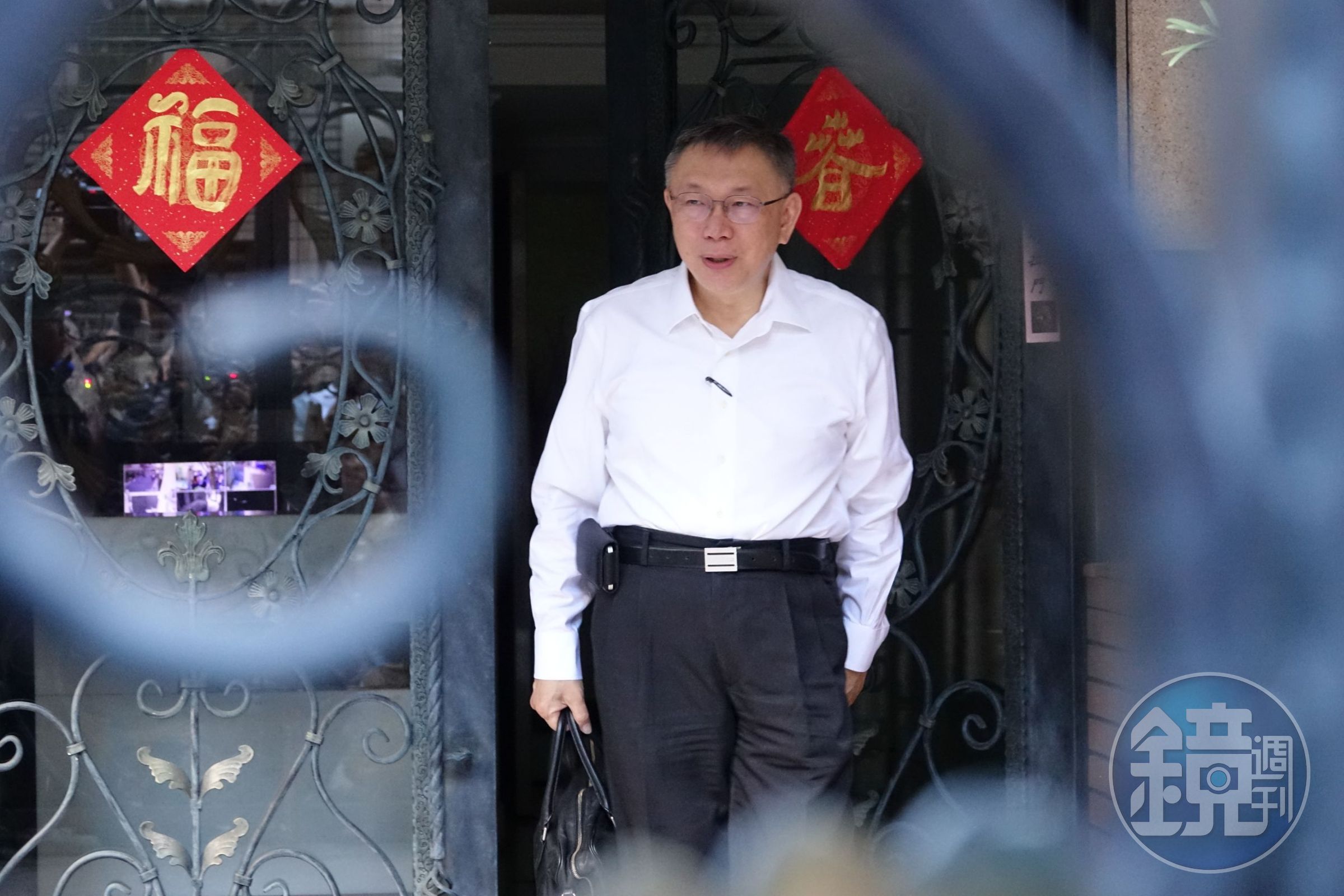 柯文哲今日再開羈押庭，承審法官呂政燁的背景也備受關注。圖為柯文哲今天一早出門看見媒體的表情。