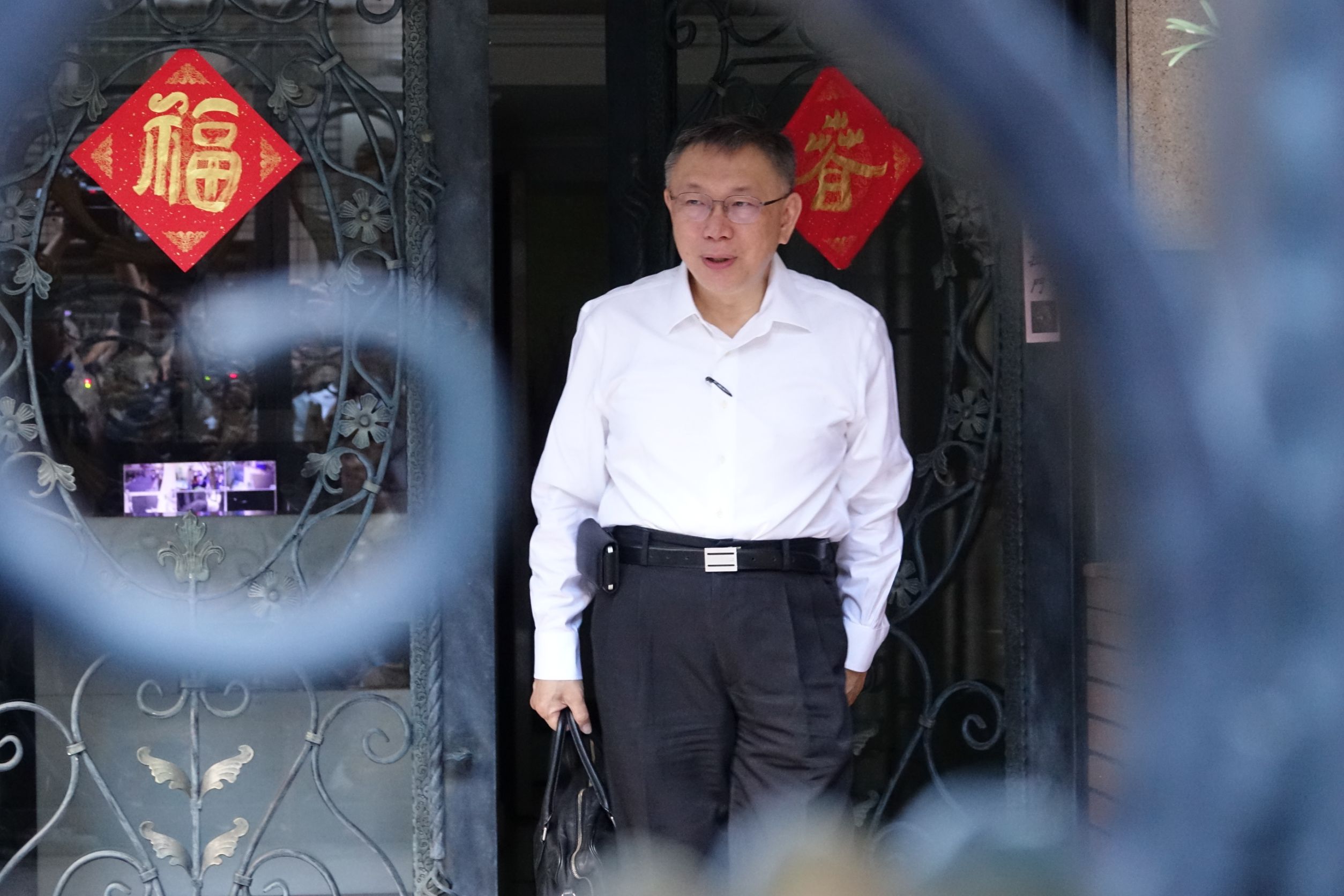 柯文哲今日再開羈押庭，承審法官呂政燁的背景也備受關注。圖為柯文哲今天一早出門看見媒體的表情。