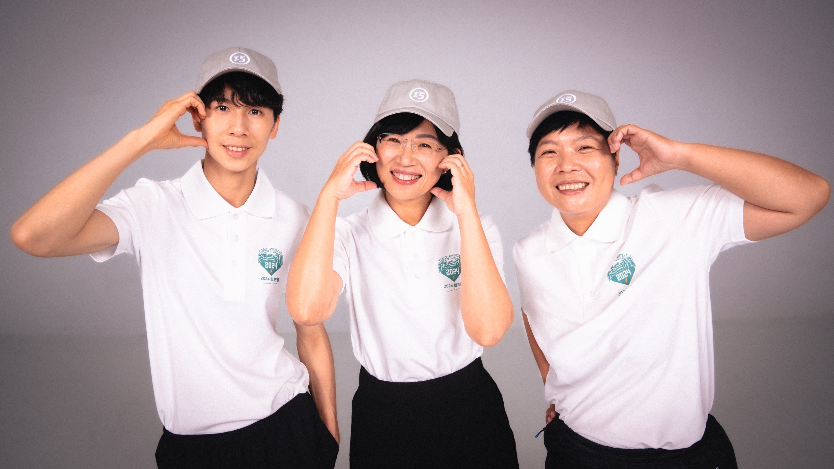 蘇巧慧邀林郁婷（左）、劉柏君（右）一起拍攝募款小物宣傳照。（蘇巧慧辦公室提供）