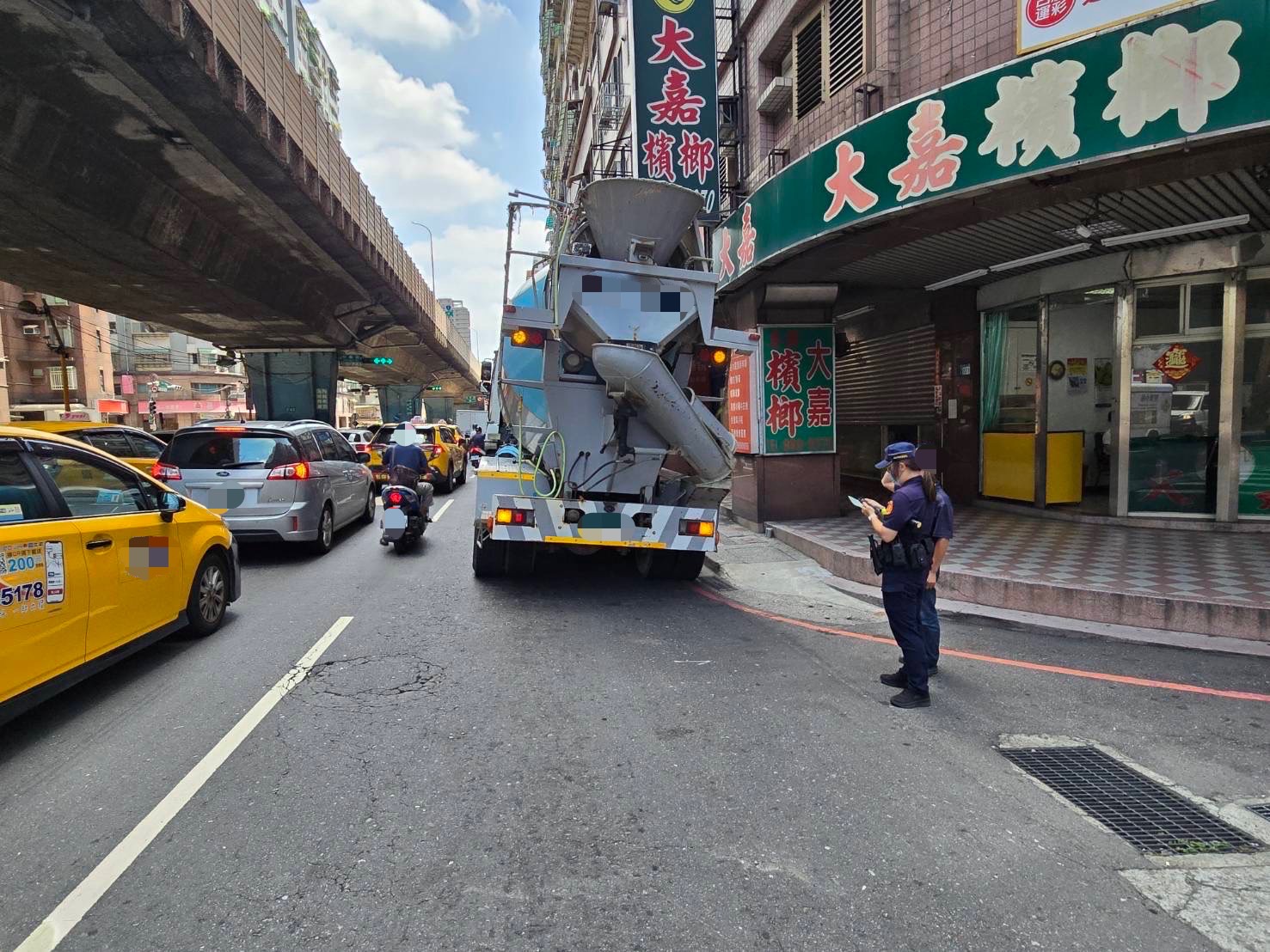 大貨車不依公告管制通行遭員警取締。（翻攝畫面）