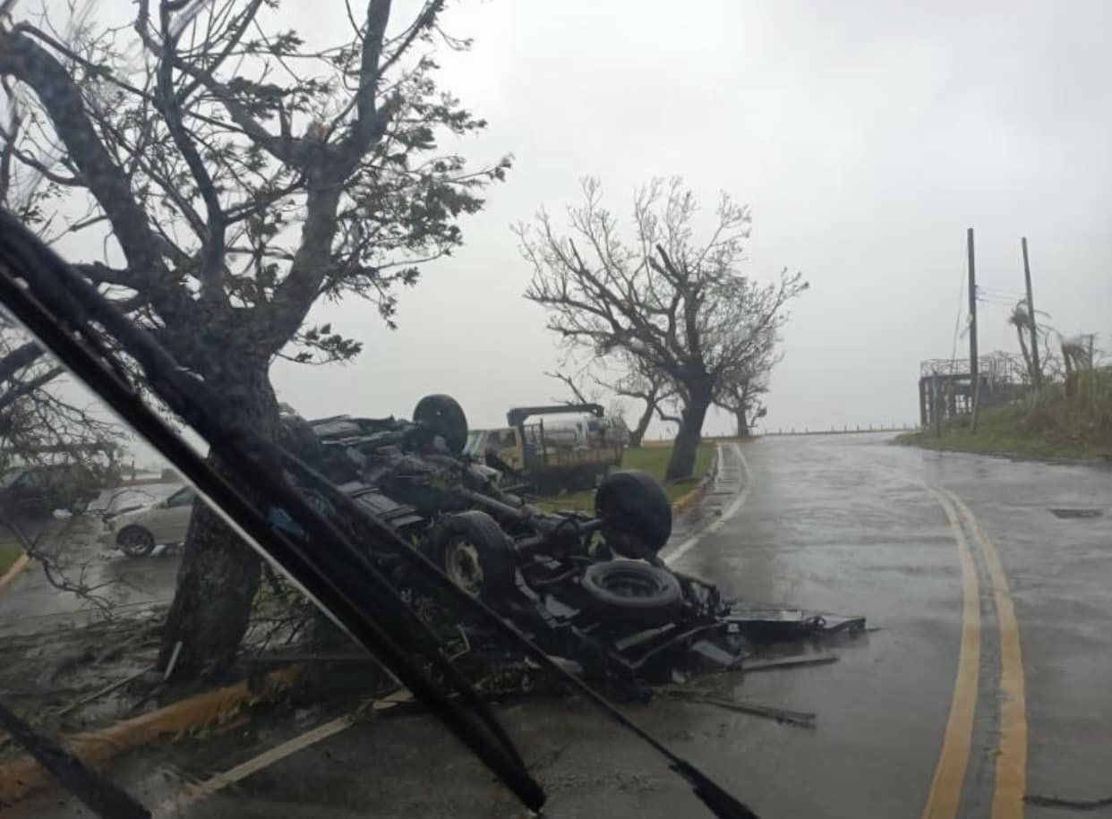 蘭嶼因小犬遭受重創，台東縣府宣布蘭嶼明（6日）繼續停班停課。（翻攝自賴坤成臉書）