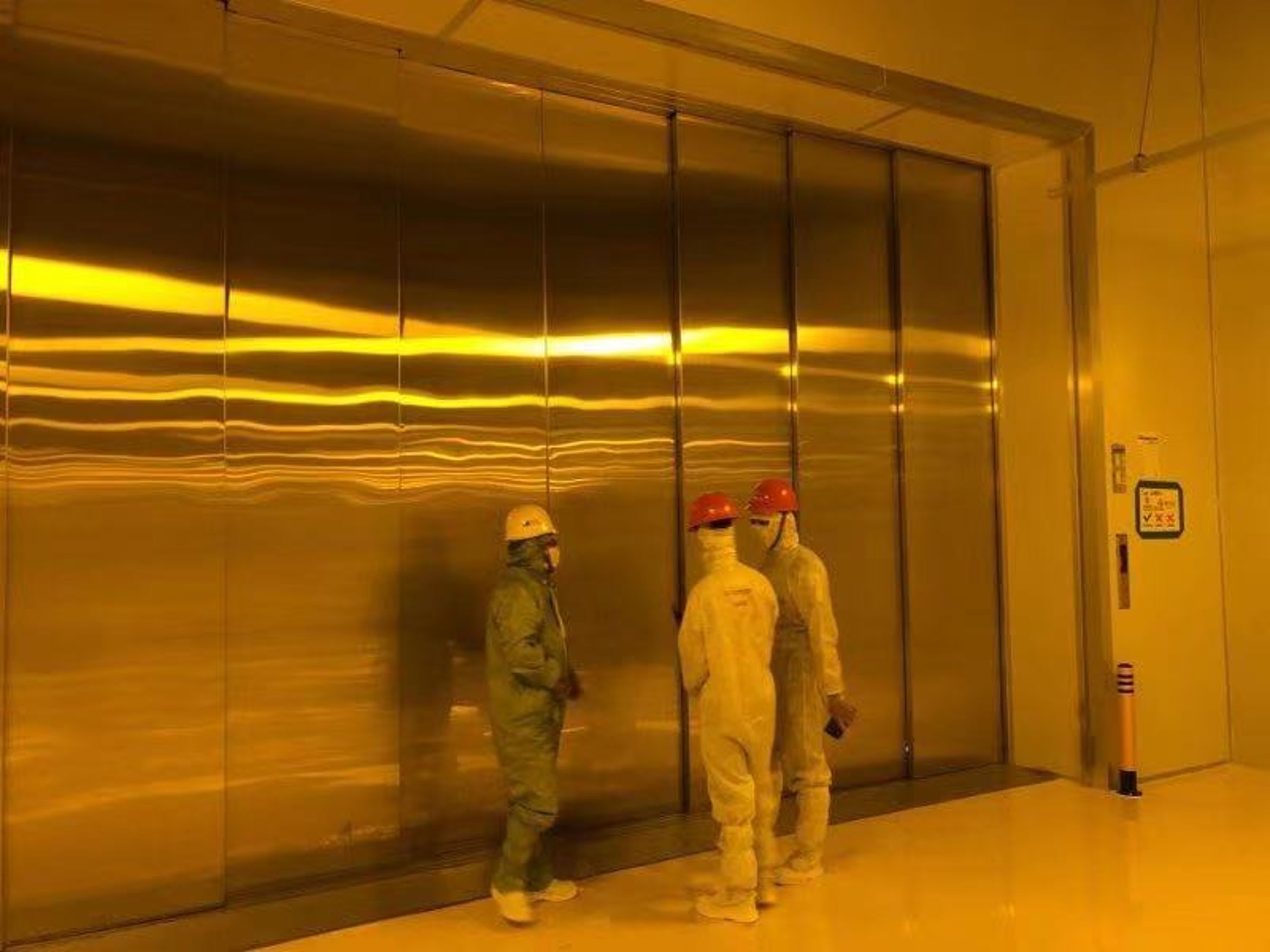 宏偉電機專攻特殊貨梯，從防爆、無塵到大型設備搬運都能做出來。（宏偉提供）