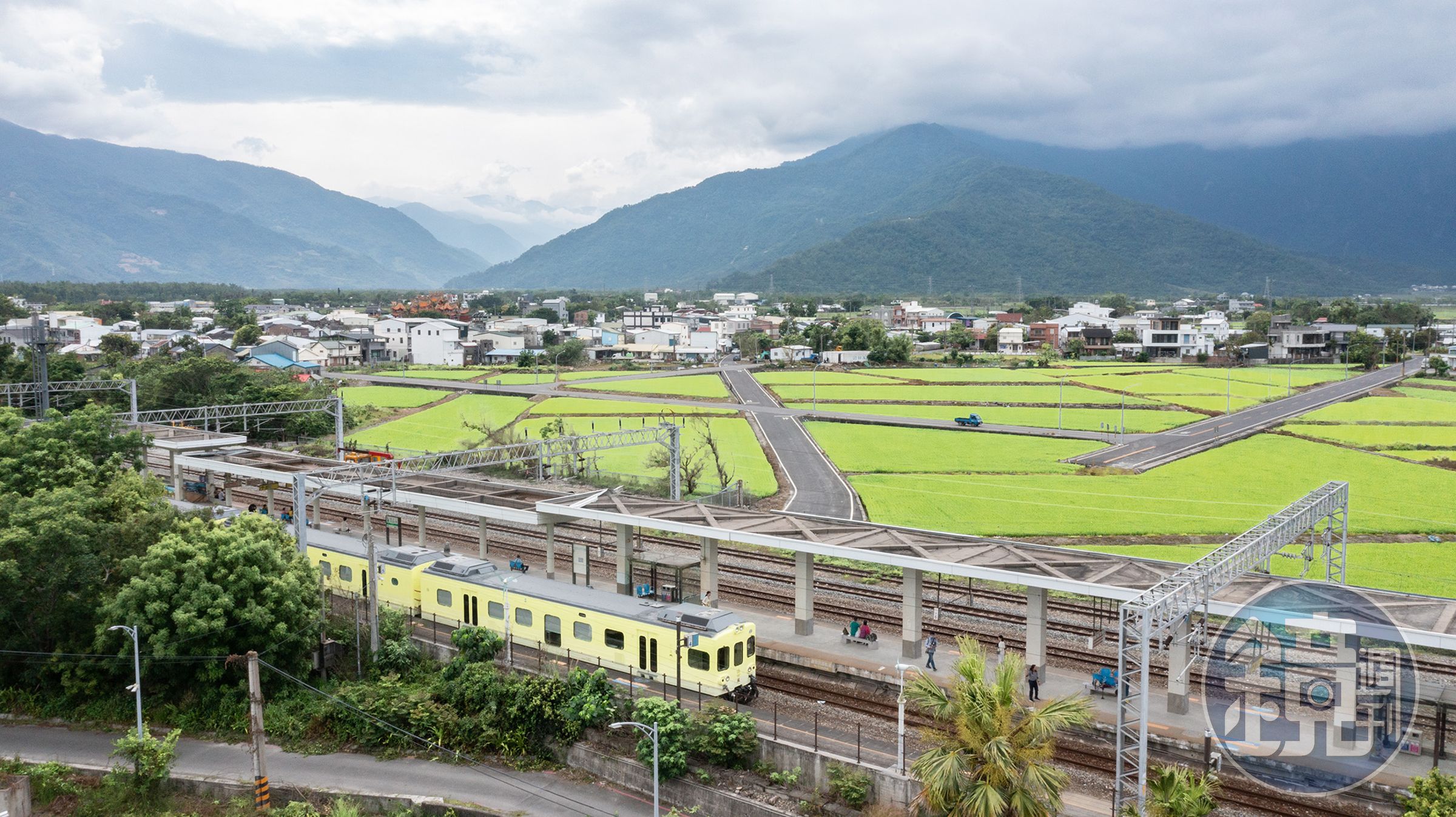 台鐵全新觀光列車「山嵐號」，不僅是移動的風景，也是集合設計、美食、香氛的五感旬味之旅。