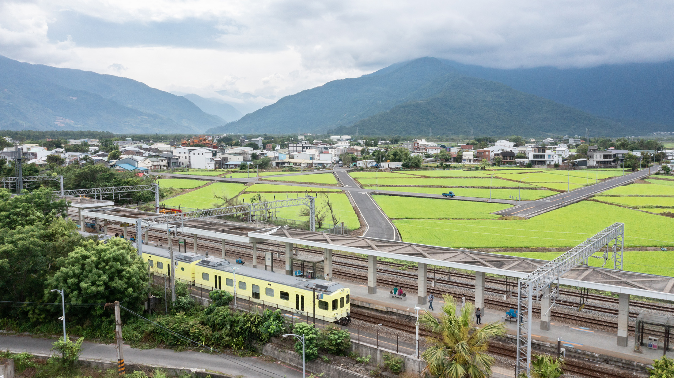 台鐵全新觀光列車「山嵐號」，不僅是移動的風景，也是集合設計、美食、香氛的五感旬味之旅。