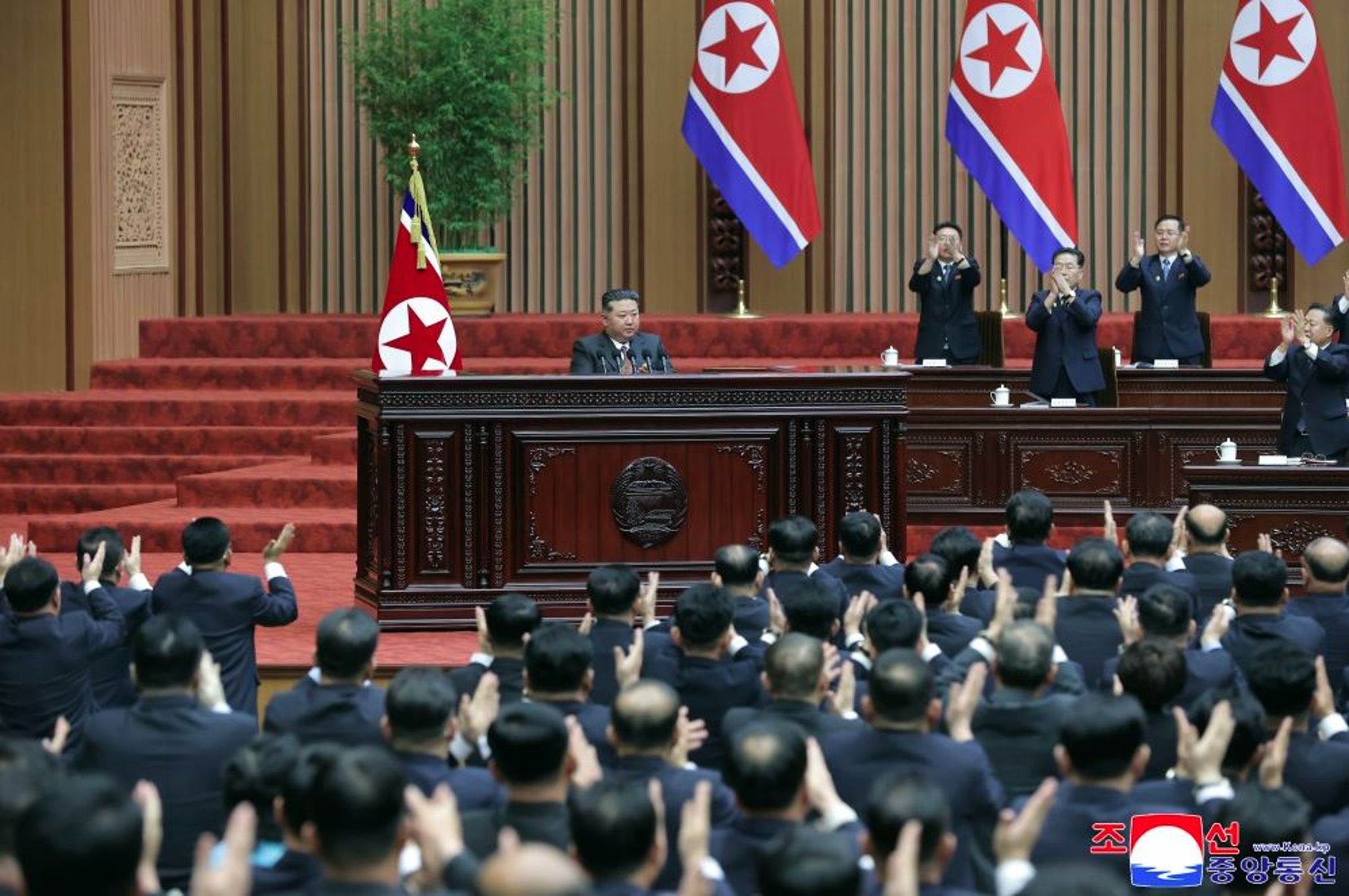北韓領導人金正恩今正式對外宣布北韓將永久強化其核武力量，並徹底屏棄與南韓的同胞關係。（翻攝自朝中社）
