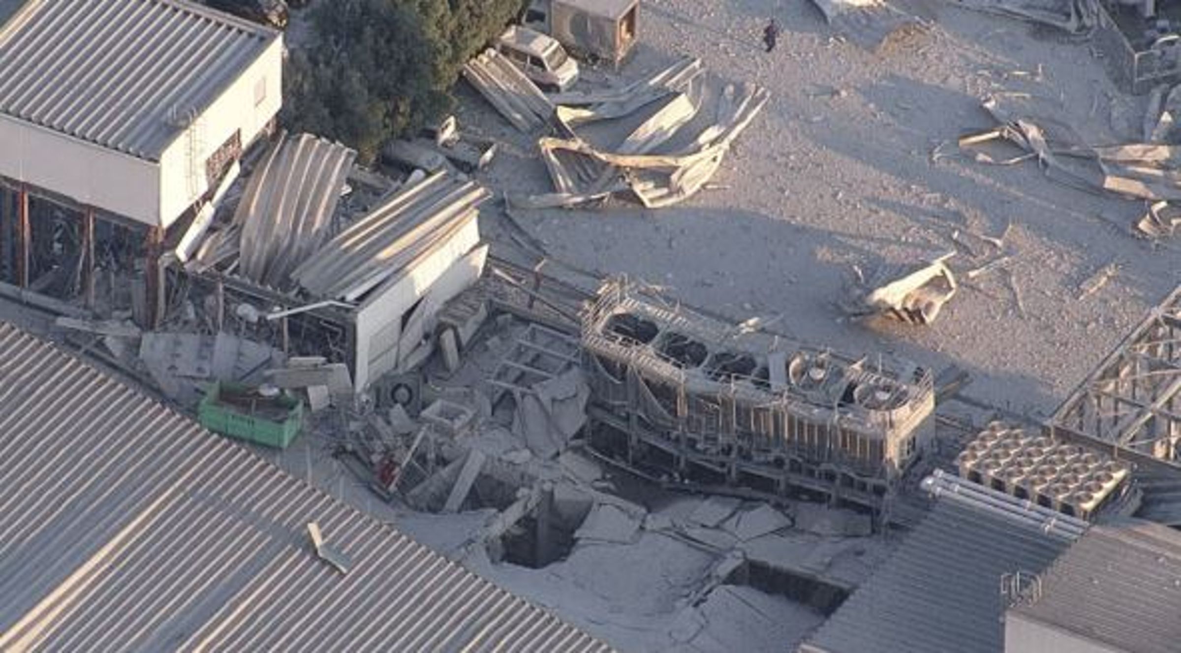 地震與爆炸發生後，熊本永旺夢樂城受損狀況相當嚴重，建築物外牆大面積脫落。（翻攝自FNN）