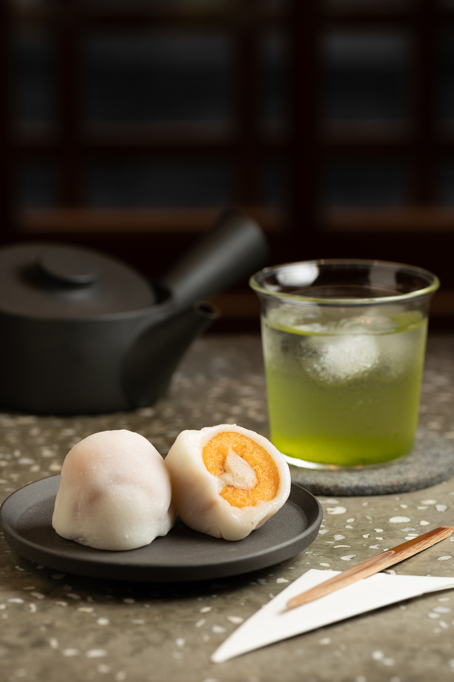 「琵琶大福」（前，130元／個）吃得到水果的多汁與果肉Q彈，搭配軟嫩求肥與豆沙餡，入口即化；適合搭配冰飲的「深蒸煎茶」（後，150元／杯）。