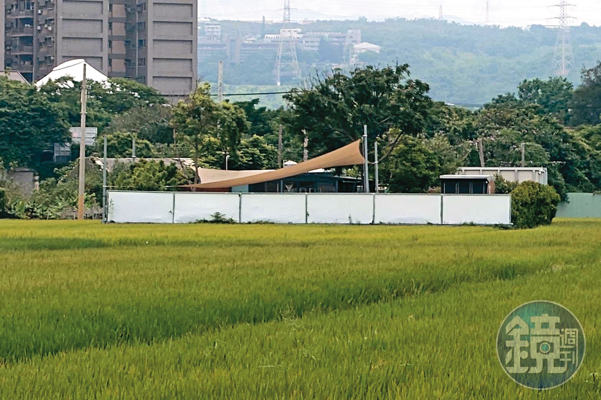 本刊曾報導宥勝以帆布遮蔽台中清水的住處。（讀者提供）