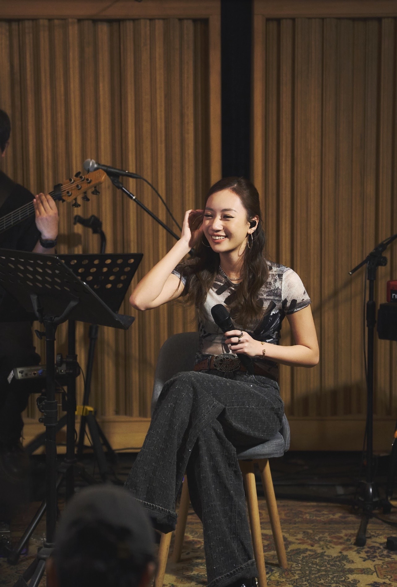 Julia吳卓源以〈台北夜空下〉為活動開場，接著演唱新歌〈birdsong〉。（圖／華研國際提供）