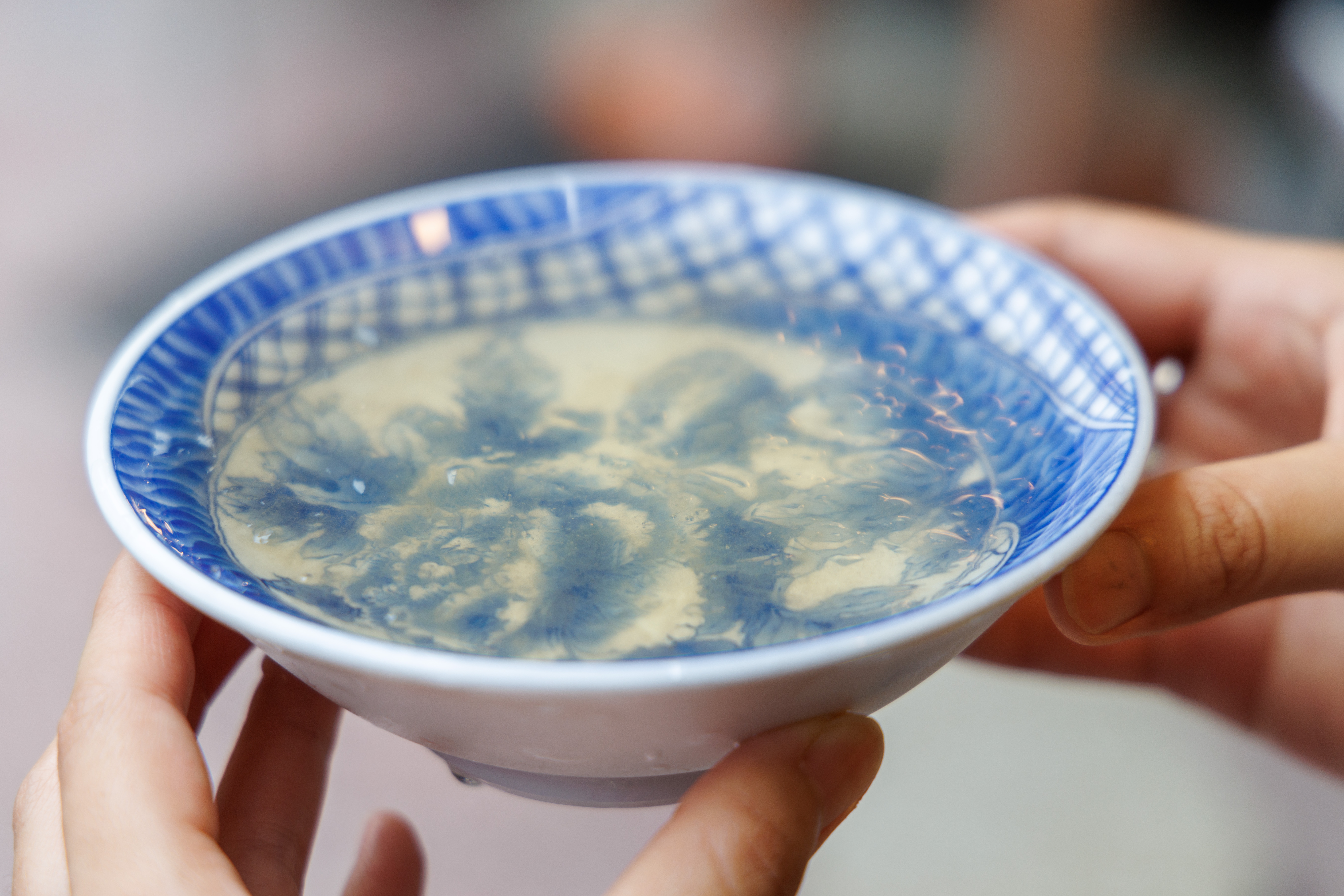 全透明的「愛玉冰」只加了檸檬，冰涼脾透開。（35元／小碗、50元／大碗）