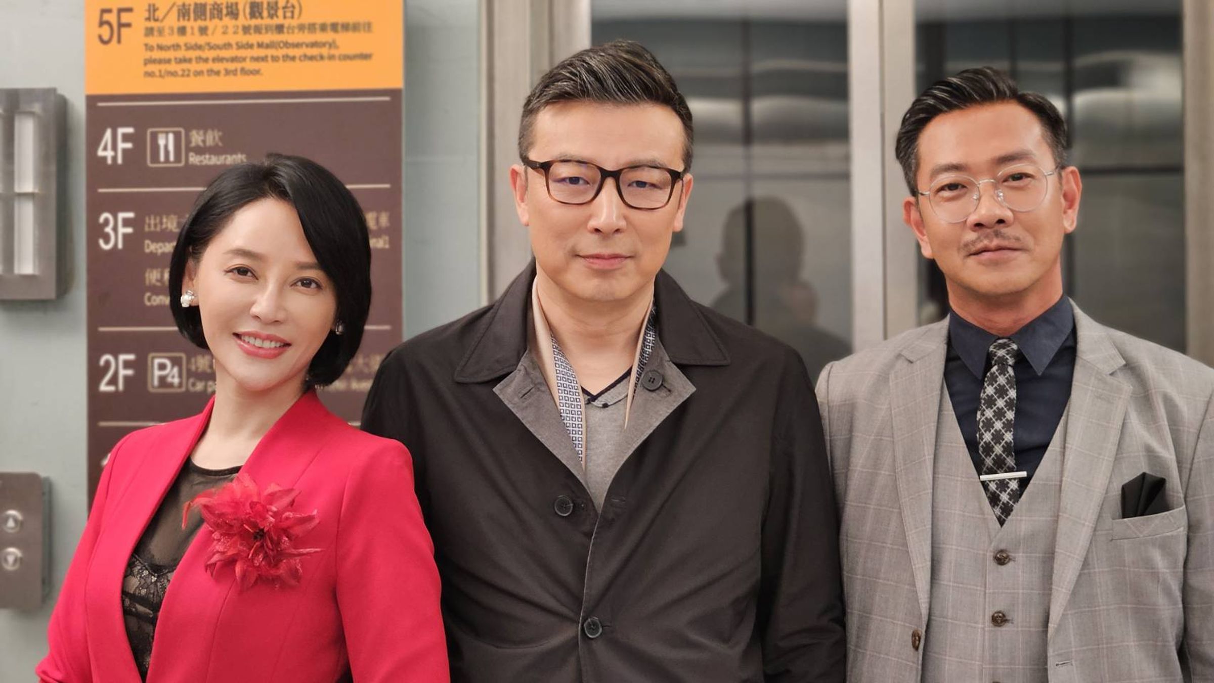 林煒(中)客串《愛的榮耀》和江俊翰(右)、李沛綾(左)同場飆戲。(民視提供)