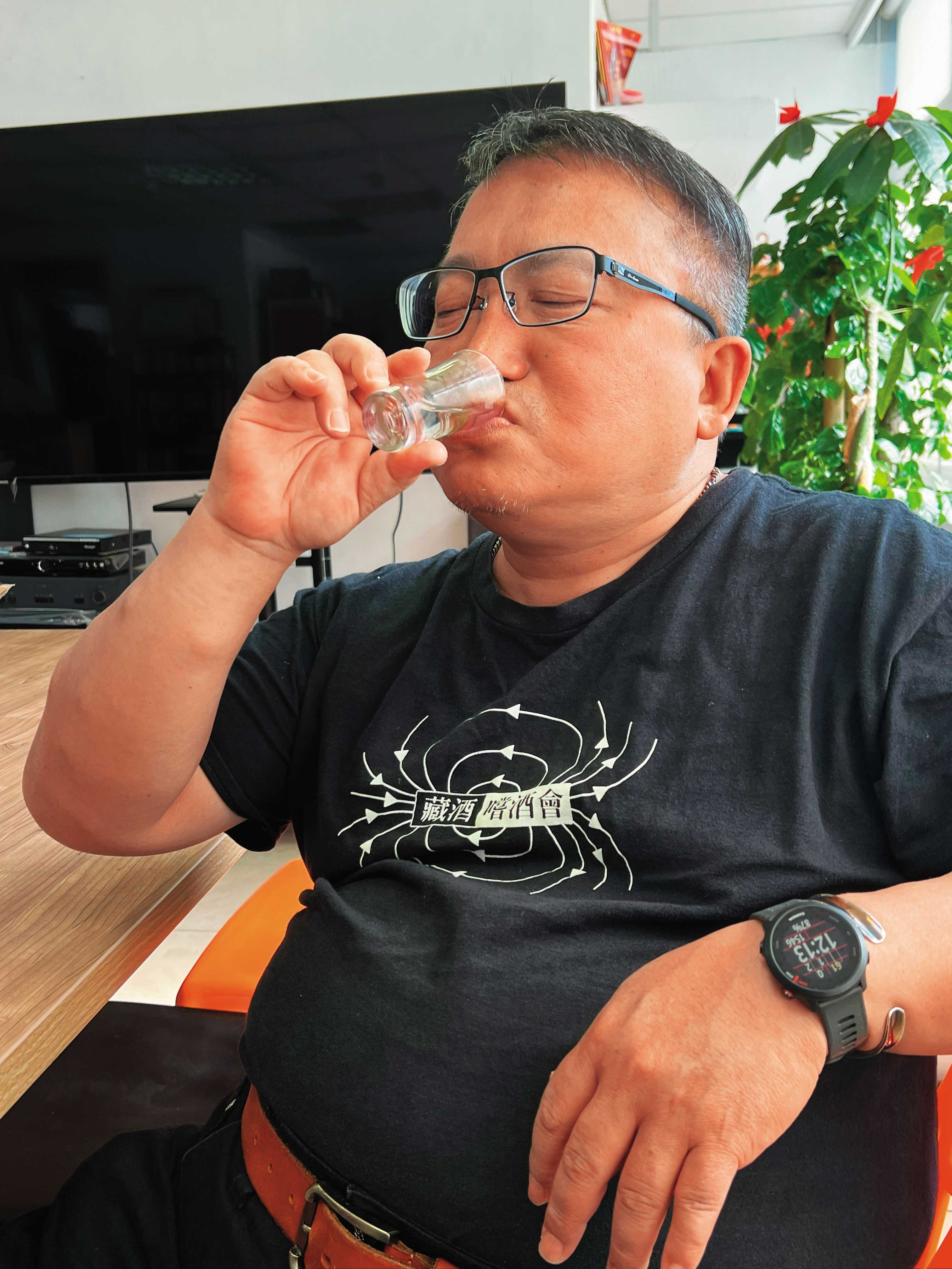 高粱喝法其實不只有純飲或凍飲，不過對酒類專家來說，高粱純飲最能感受它獨特的製作工法與韻味。