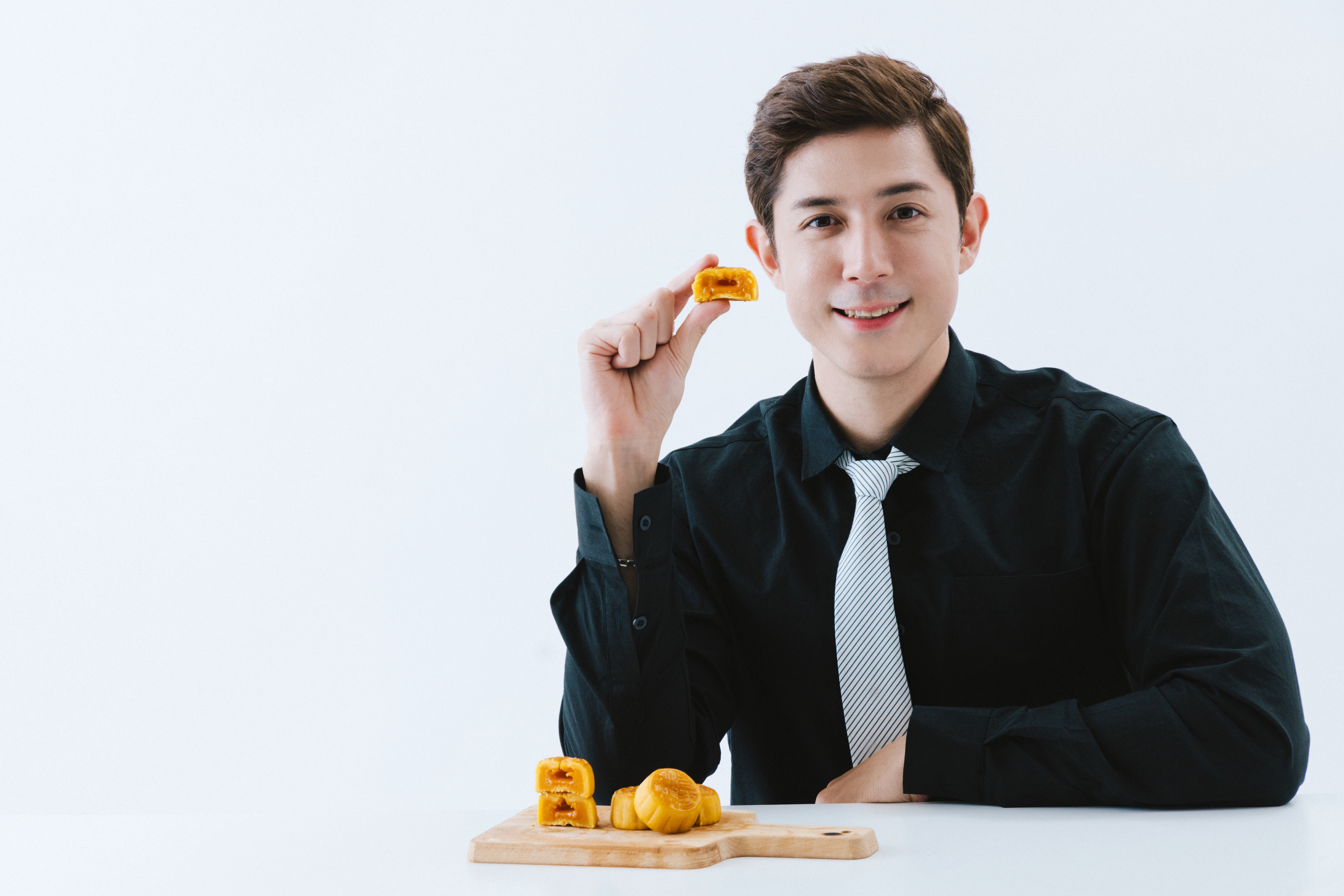 田舞陽一吃就愛上港式月餅。（品牌提供）