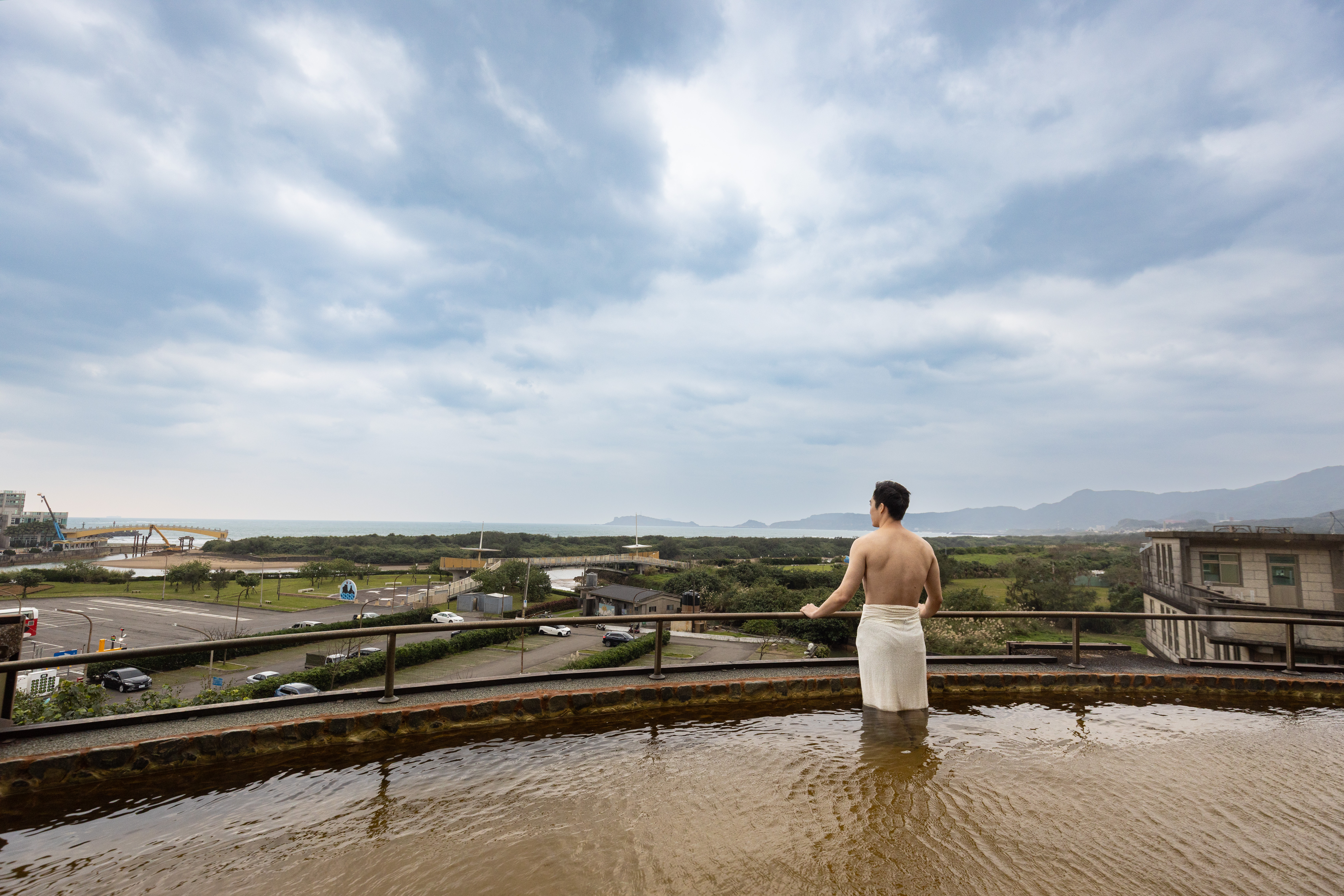 位於溫泉館頂樓的露天大眾浴池，是男女裸湯池，其中男湯景色特別好，能眺望金山海天一色美景。（圖為拍攝許可，入內禁止攜帶毛巾）