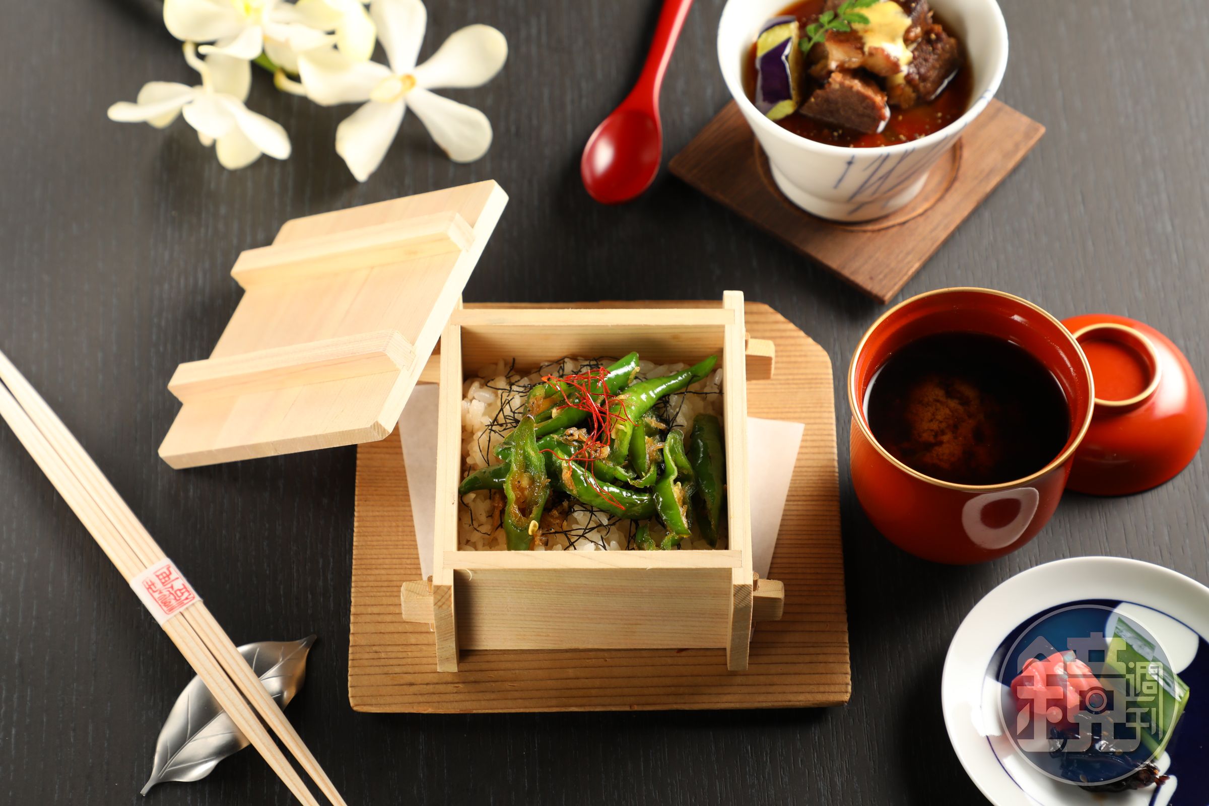 食事「甘唐辛子小魚佃煮御飯」（前）將夢美人米加上昆布湯蒸熟，鋪上炸吻仔魚與糯米椒與「黑豚黑糖煮 豆乳茶碗蒸」（後）。
