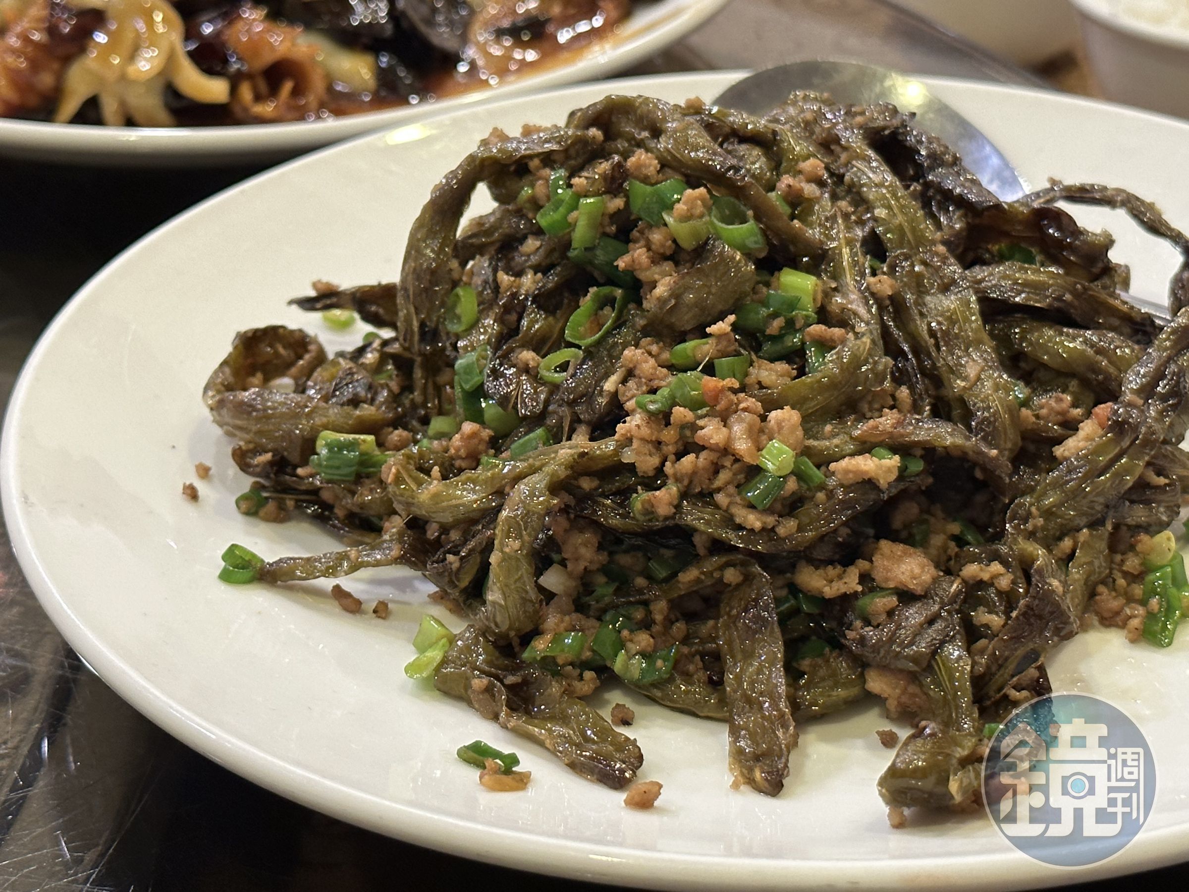 「乾煸四季豆」炸得夠乾癟，也把油分完全煸掉，重味下飯卻不油膩。（360元／份）