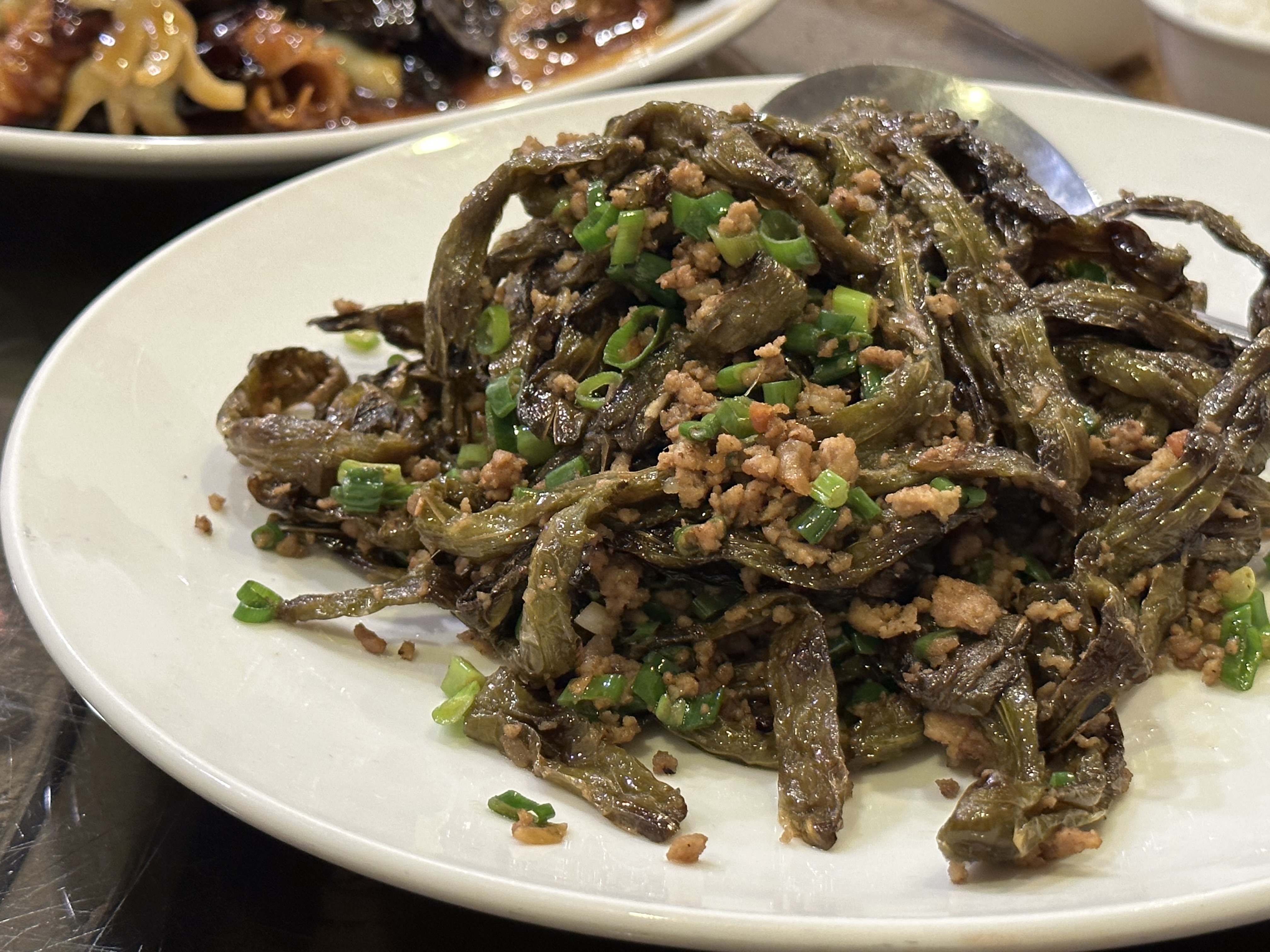 「乾煸四季豆」炸得夠乾癟，也把油分完全煸掉，重味下飯卻不油膩。（360元／份）