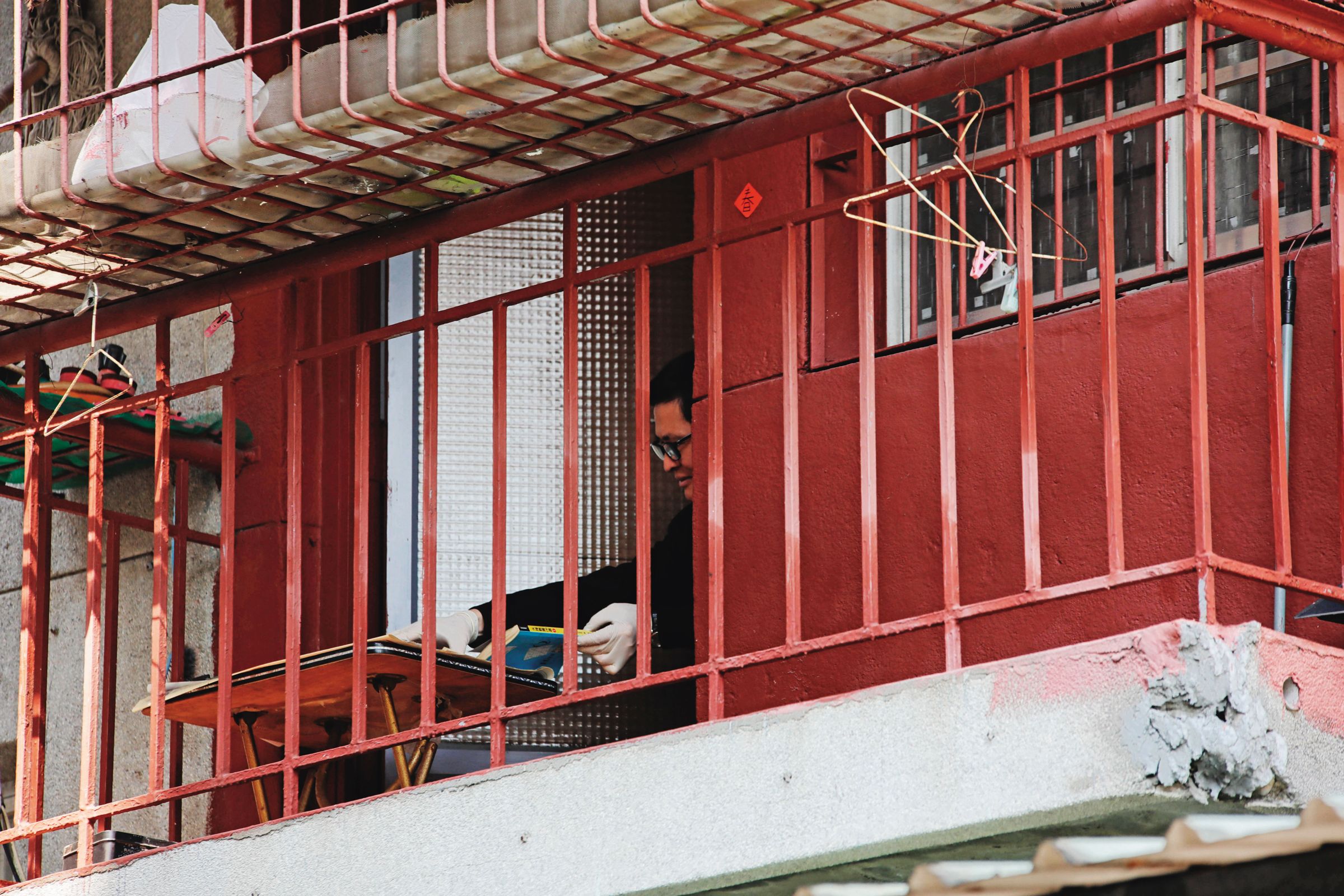 警方10日首度借提張嫌返家，其全程冷靜應對。（翻攝畫面）