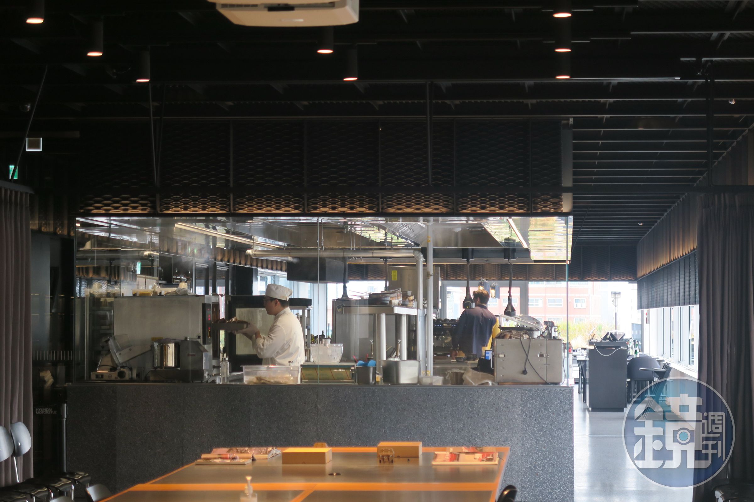 另一頭是餐廳「Michael's Urban Farm Table」,廚師正在忙碌工作中。