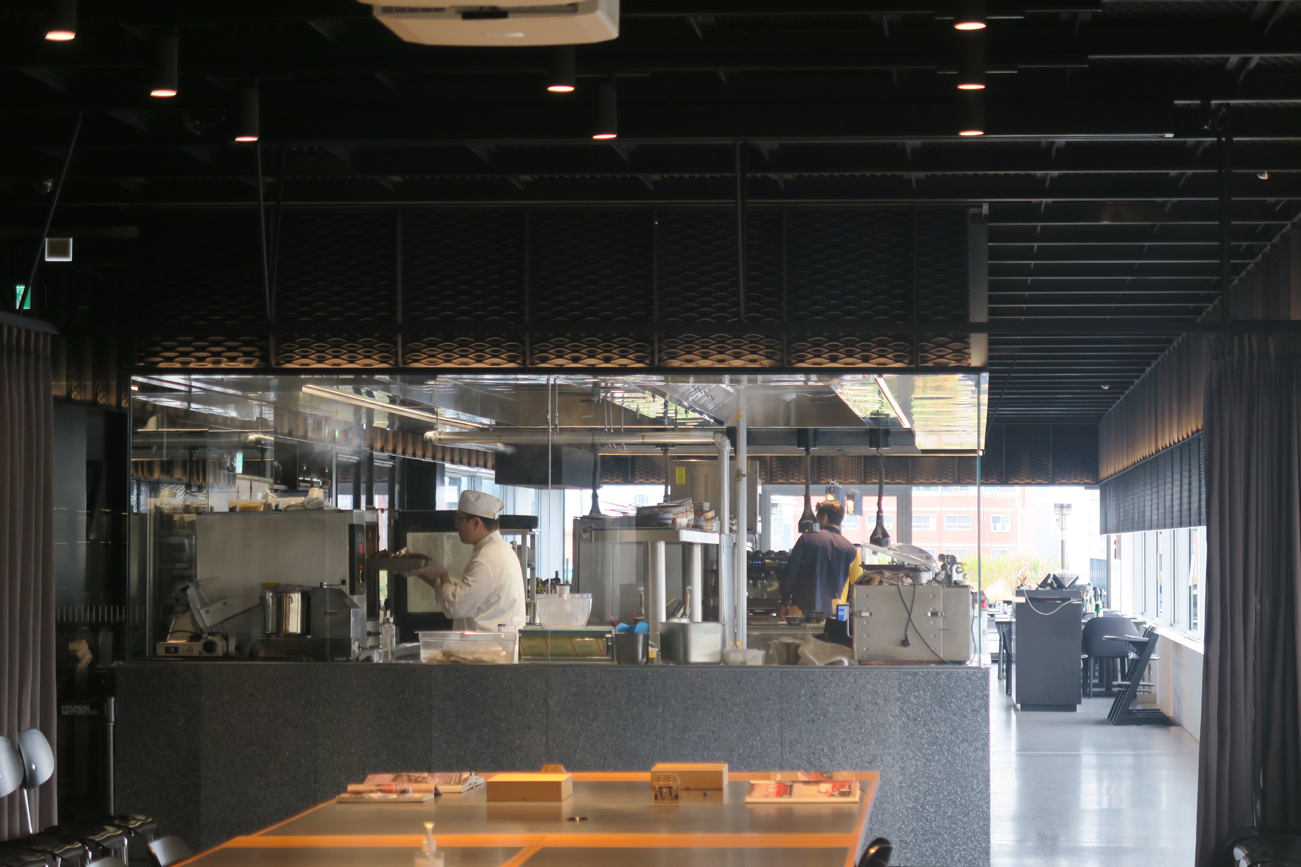 另一頭是餐廳「Michael's Urban Farm Table」，廚師正在忙碌工作中。