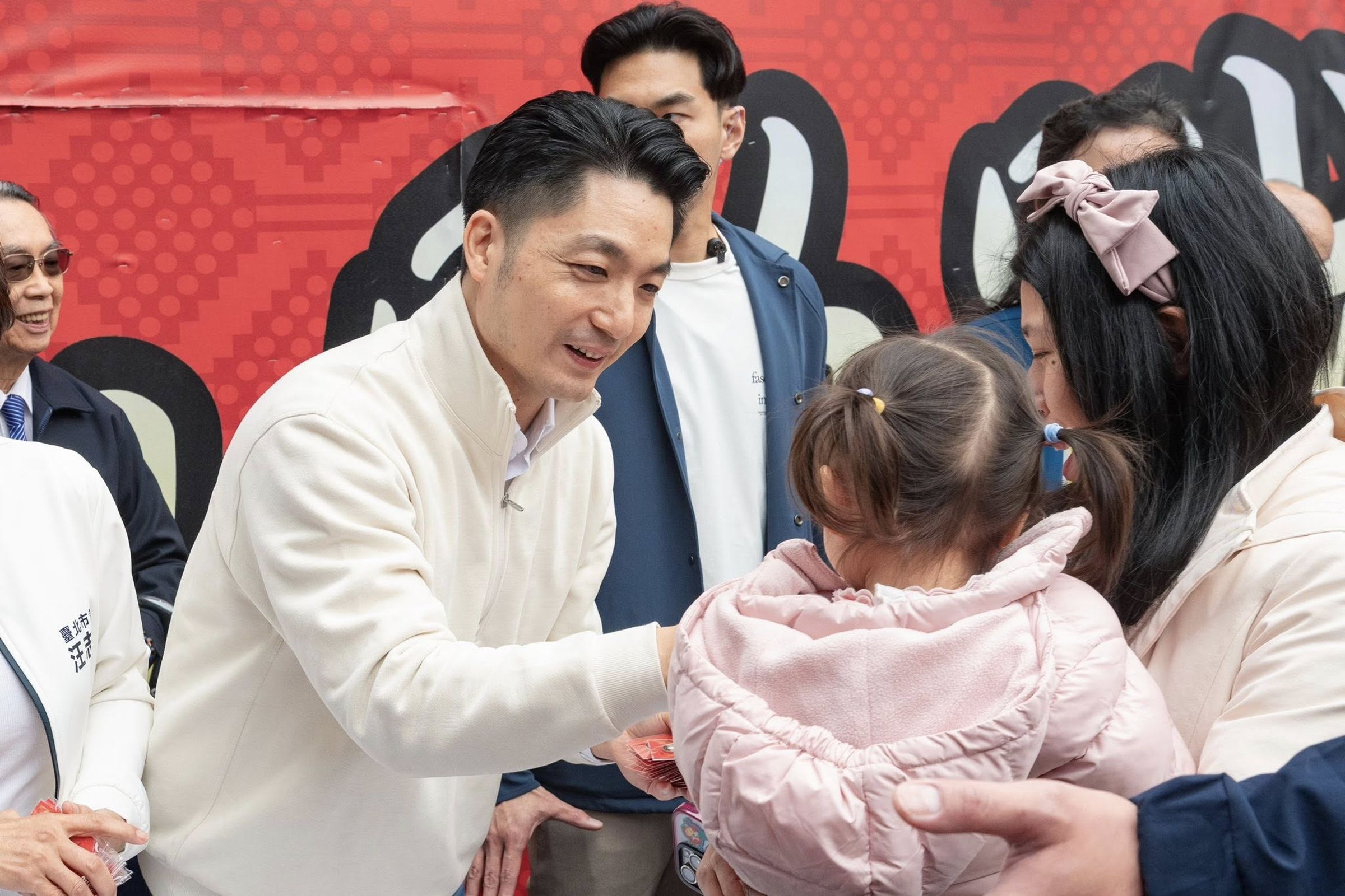蔣萬安拋出，3月起推動「育兒減少工時」試辦計劃，不過市議員何孟樺列出三項問題，酸蔣不愧是「洋芋片政治學的最佳實踐者」。（翻攝自臉書@蔣萬安）