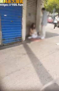 女生當場脫到全裸。（翻自《黑料網》）