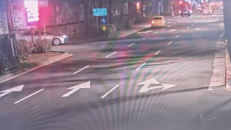 曾姓員警昨晚在路口與小客車撞上。（翻攝畫面）