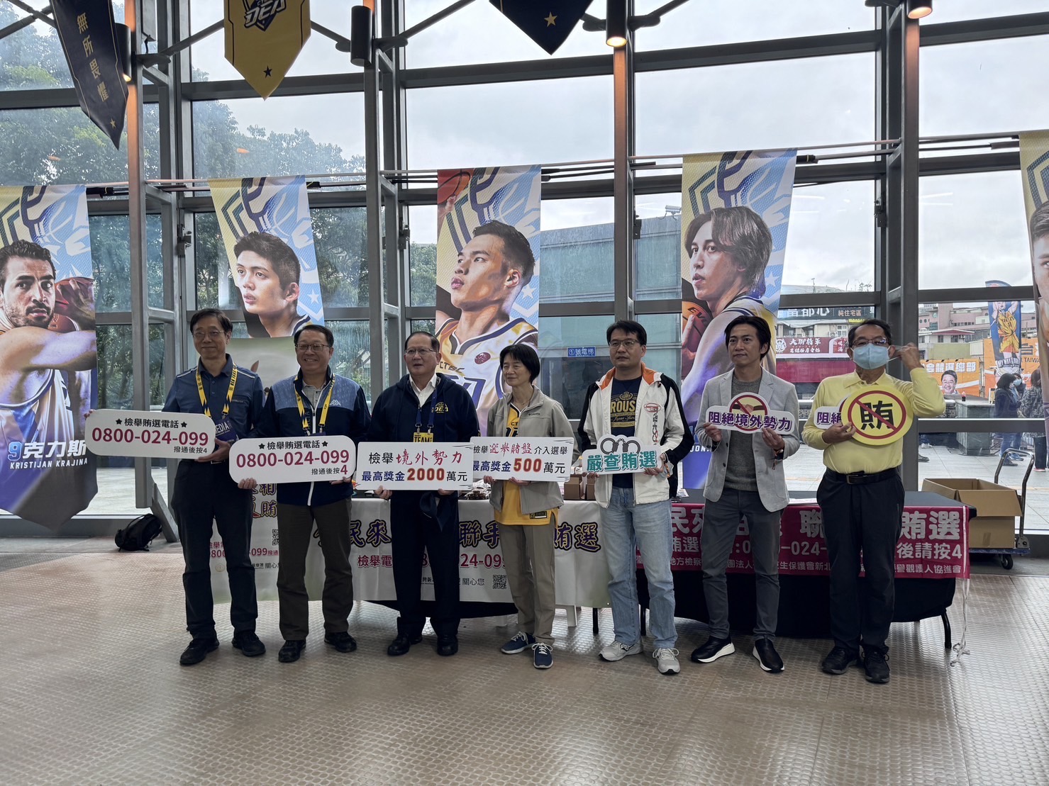 新北中信特攻籃球隊今在新莊主場迎戰高雄全家海神隊，特別邀請新北檢檢察長余麗貞開球，並由檢方在場設攤位進行法律宣導，全力杜絕不法。 （中信特攻提供）  