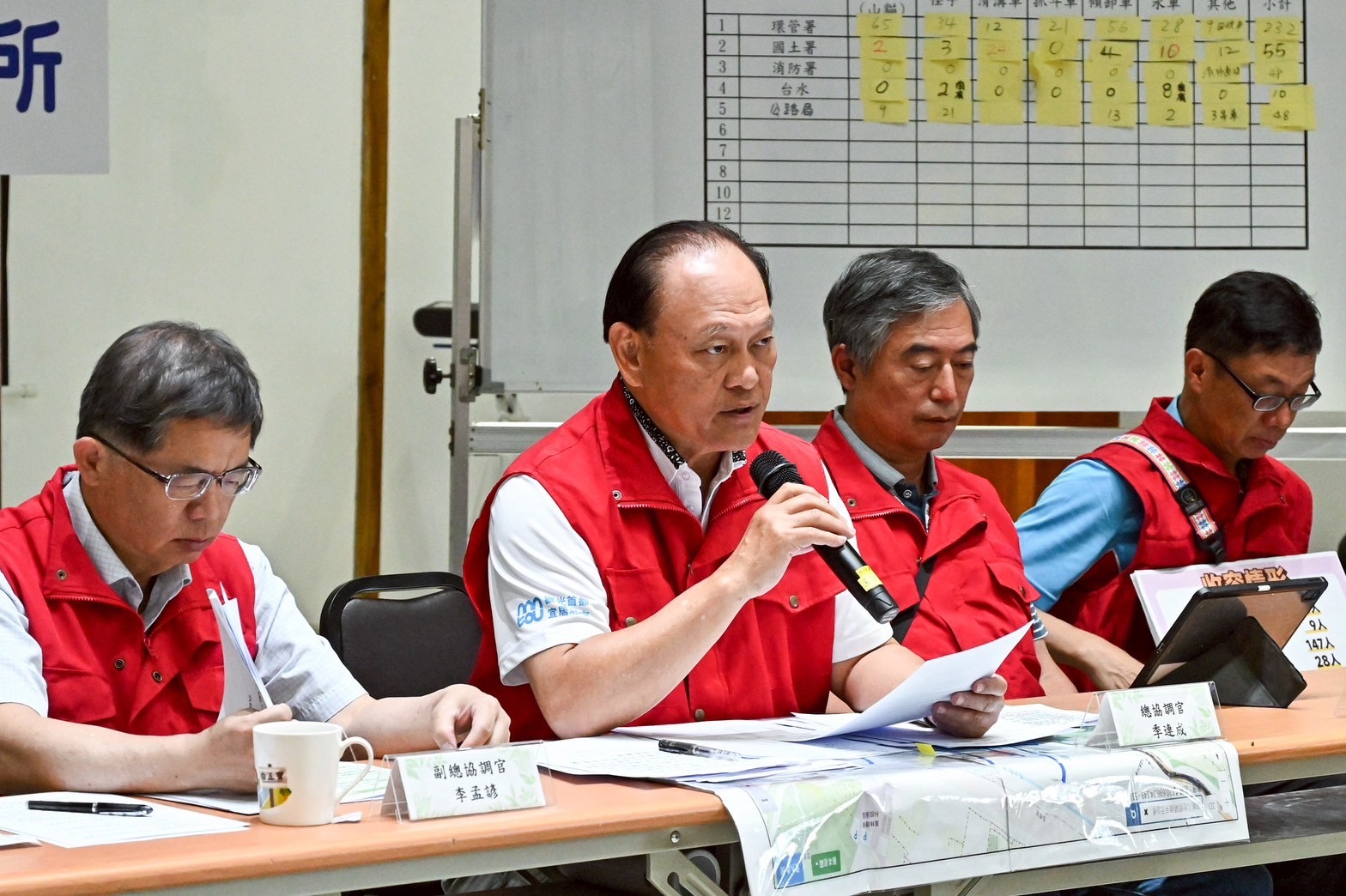 季連成今提到整個救災行動已進入尾聲，不過仍需要許多專業的「機械超人」前來幫忙。（翻攝行政院網站）