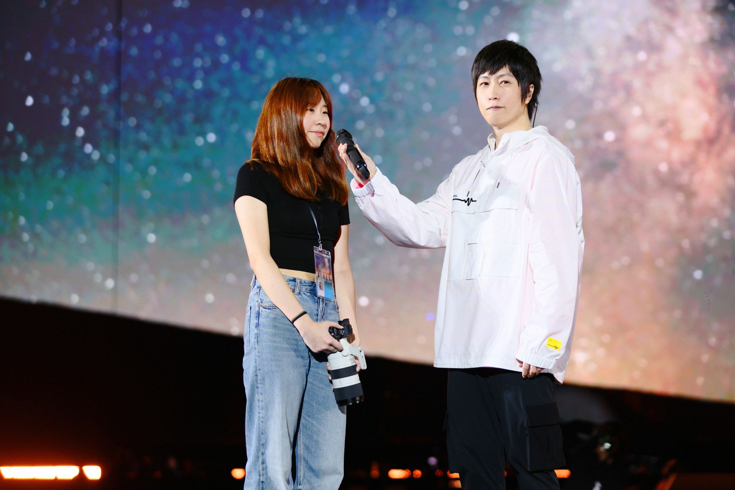 五月天阿信邀請冠佑女兒小薔薇上台為他與全場歌迷拍合照。(相信音樂提供)