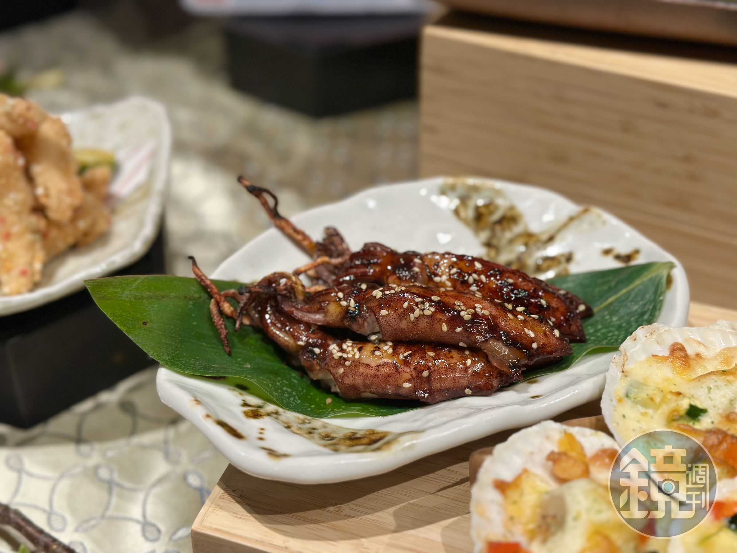 「現流小卷鐵人秘醬燒」香鹹醬汁帶出小卷的鮮美，口感彈脆。
