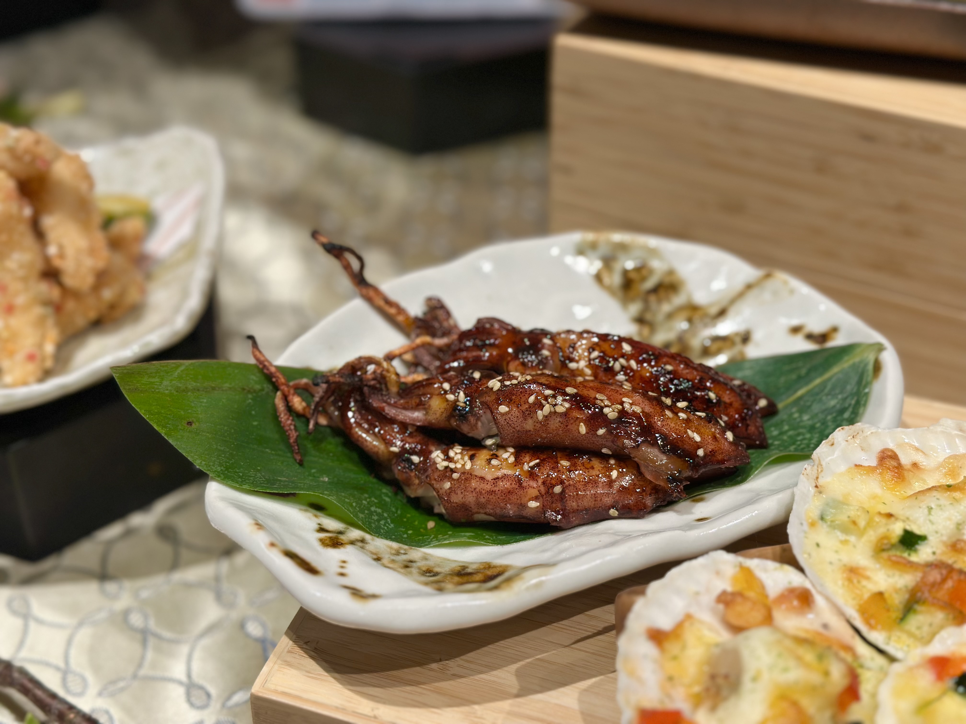 「現流小卷鐵人秘醬燒」香鹹醬汁帶出小卷的鮮美,口感彈脆。