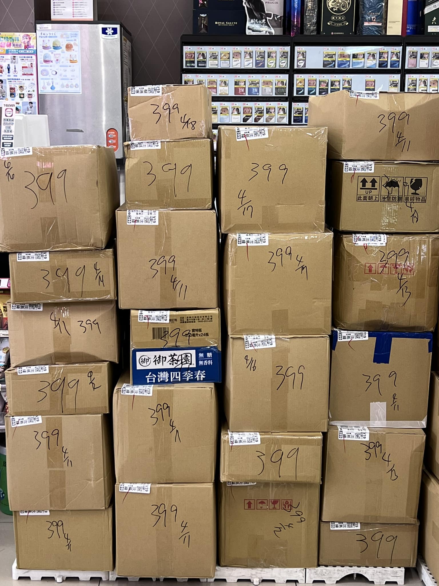 有許多「399」包裹堆滿同一間超商，有「內行」的網友猜測，應該是學生或租屋族搬家。（翻攝自路上觀察學院臉書）