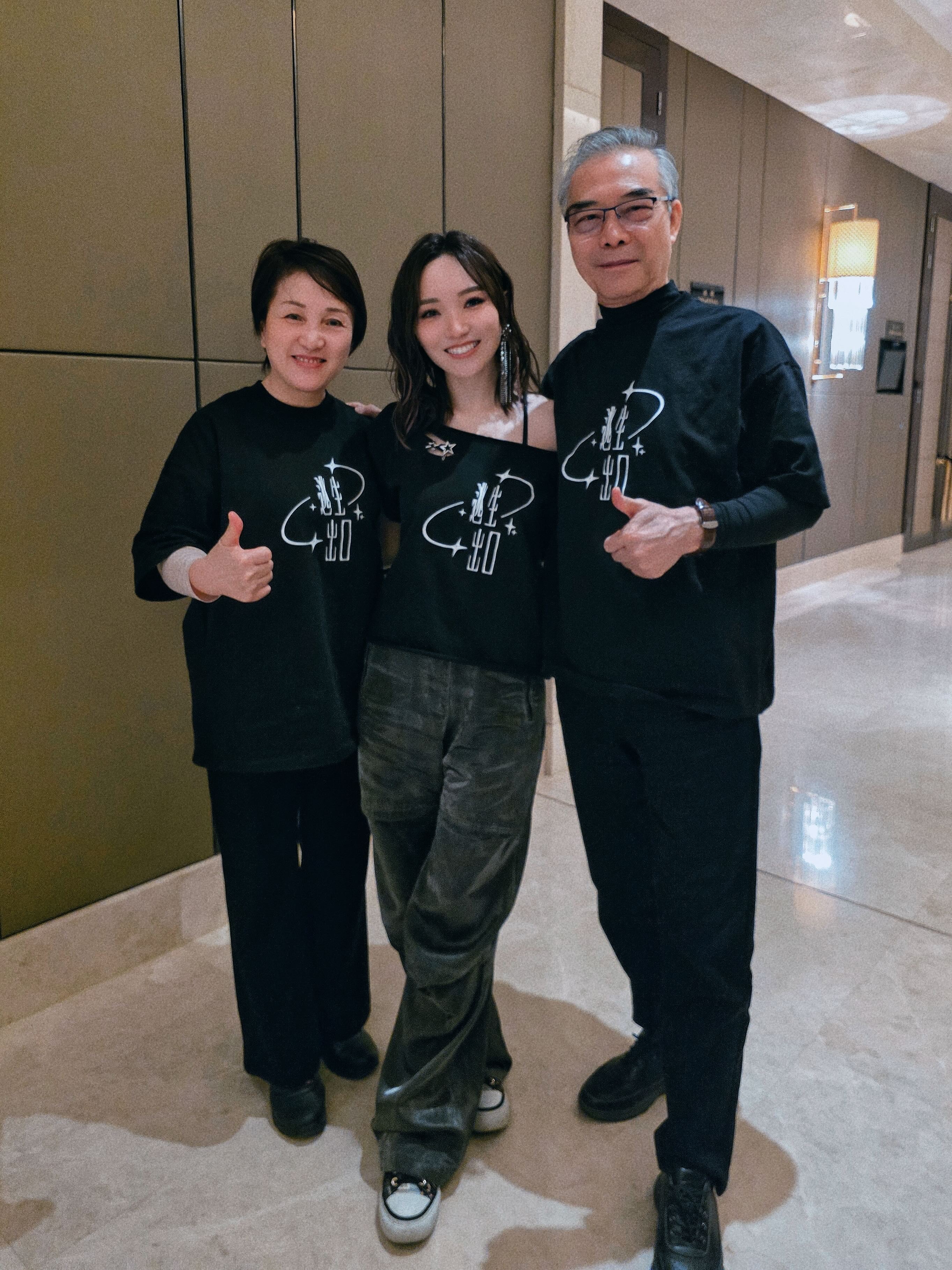 閻奕格《WAY OUT 逃生出口》南京場，爸爸媽媽驚喜現身。（格聲娛樂提供）