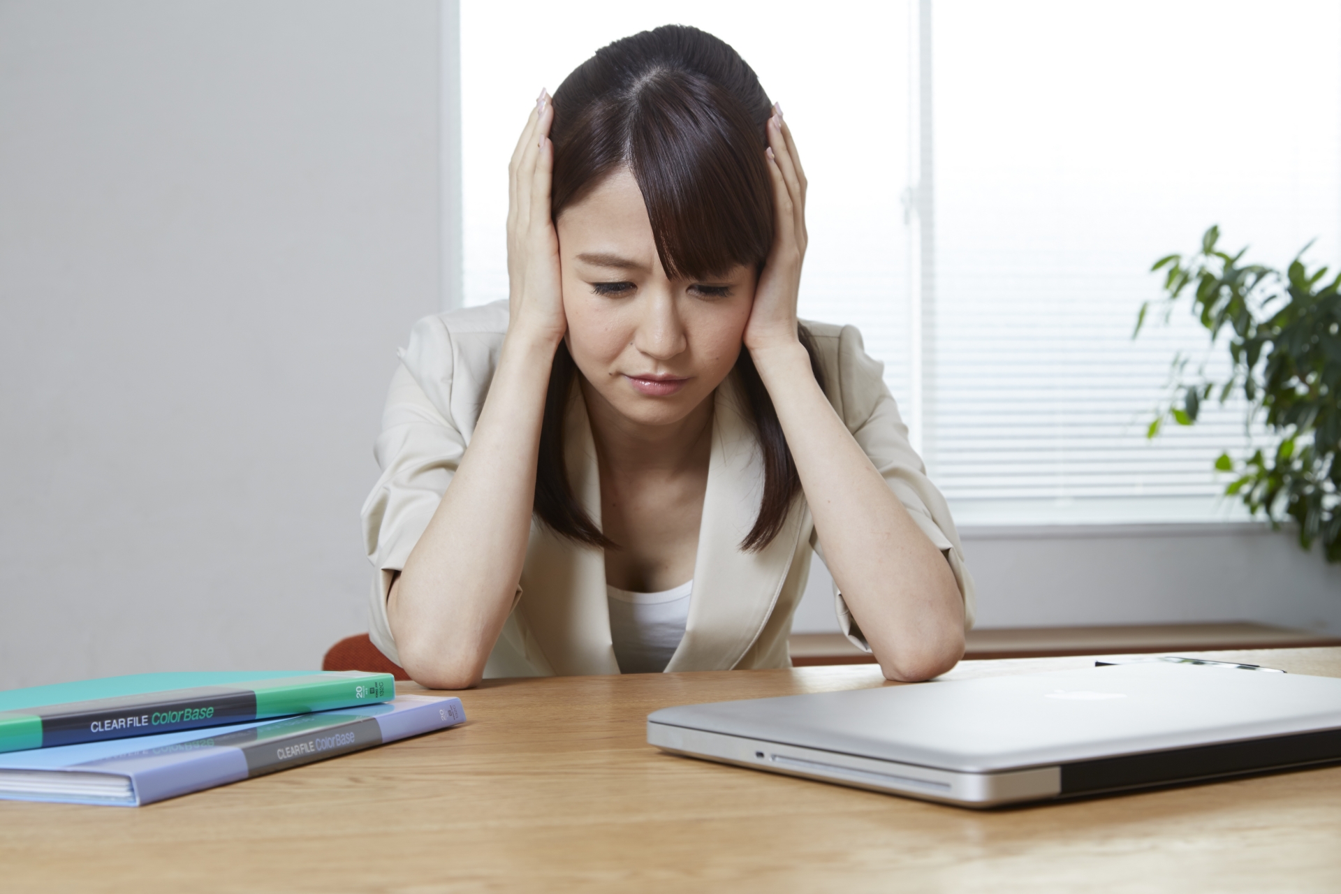 一名女網友換了一份「年薪近百萬」的工作，但卻遭同事們排擠，甚至上班一整天都沒人與她交談。（示意圖，photoAC）