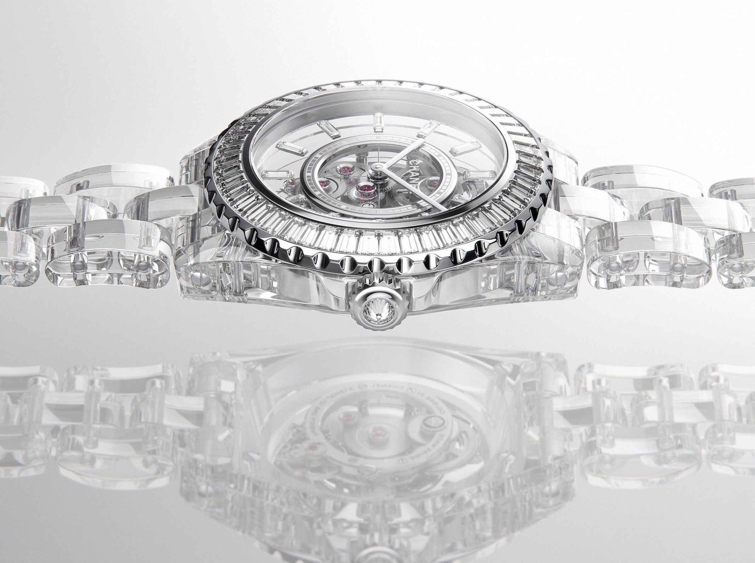 2020 年,CHANEL 推出 J12 X-Ray,全藍寶石水晶錶殼、鍊帶與錶盤設計,搭載橋板同樣以藍寶石水晶製成的 Caliber 3.1 機芯,限量 12 枚,定價約 62 萬美金。