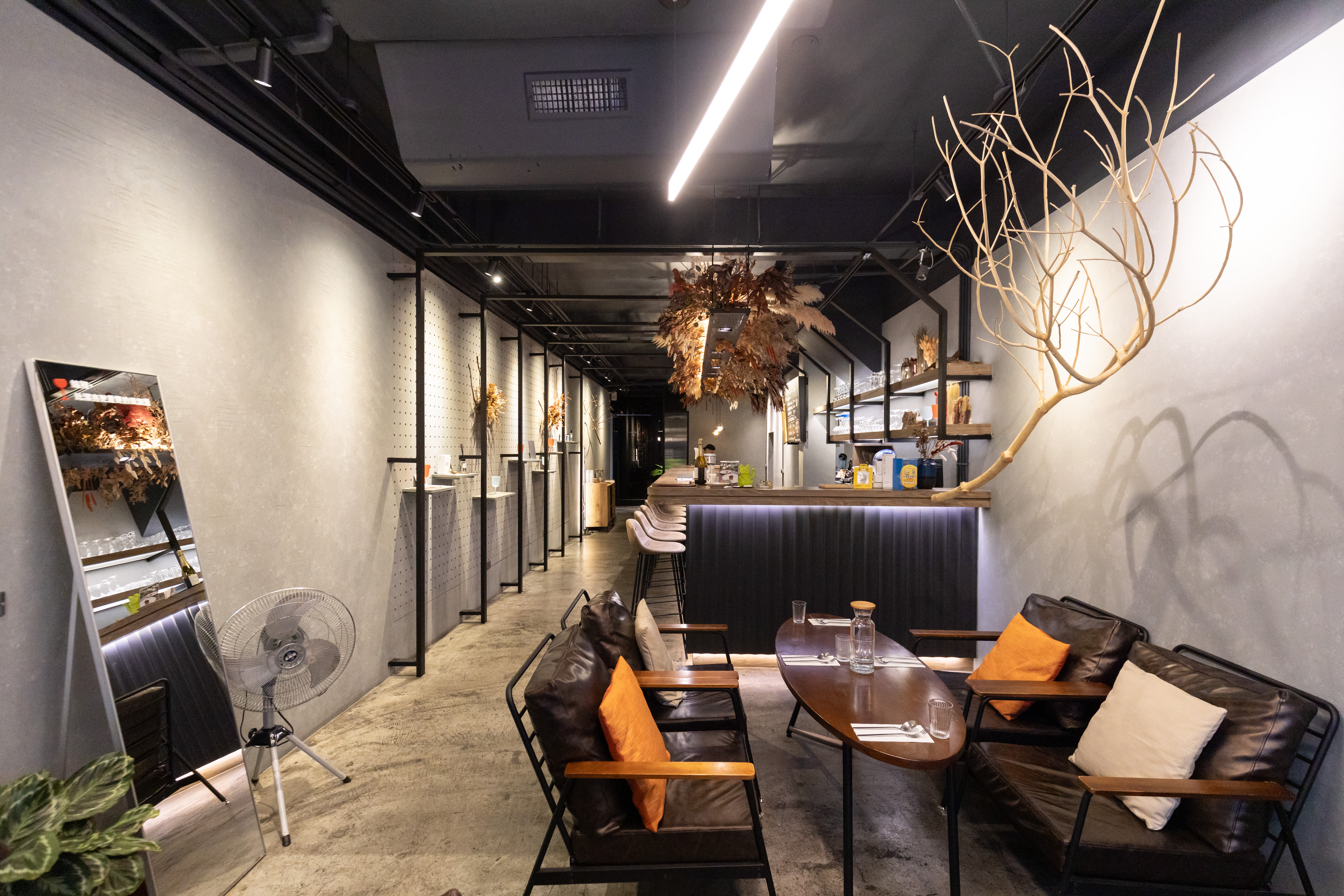 酒吧區設計採美式工業風，巷子裡原來還藏著一間時髦餐酒館。
